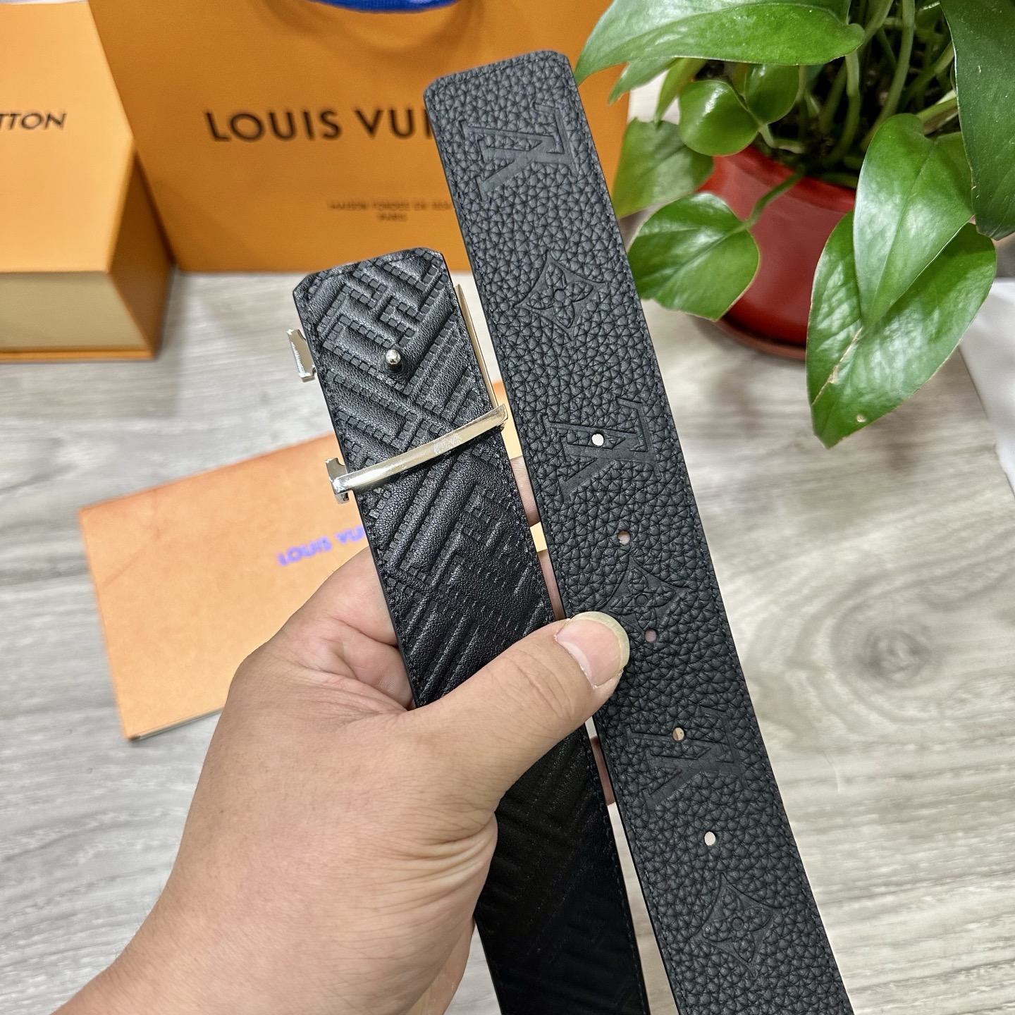 
        LV.路易威登 宽40MM双面原版小牛皮 搭配单钌钯电镀扣 完美的手感.油边 出众的设