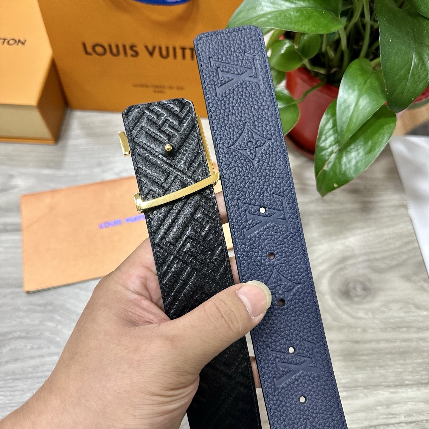 
        LV.路易威登 宽40MM双面原版小牛皮 搭配单钌钯电镀扣 完美的手感.油边 出众的设