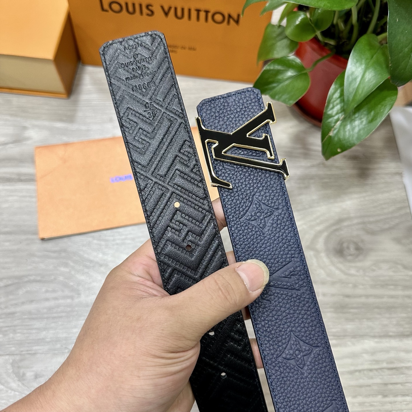 
        LV.路易威登 宽40MM双面原版小牛皮 搭配单钌钯电镀扣 完美的手感.油边 出众的设