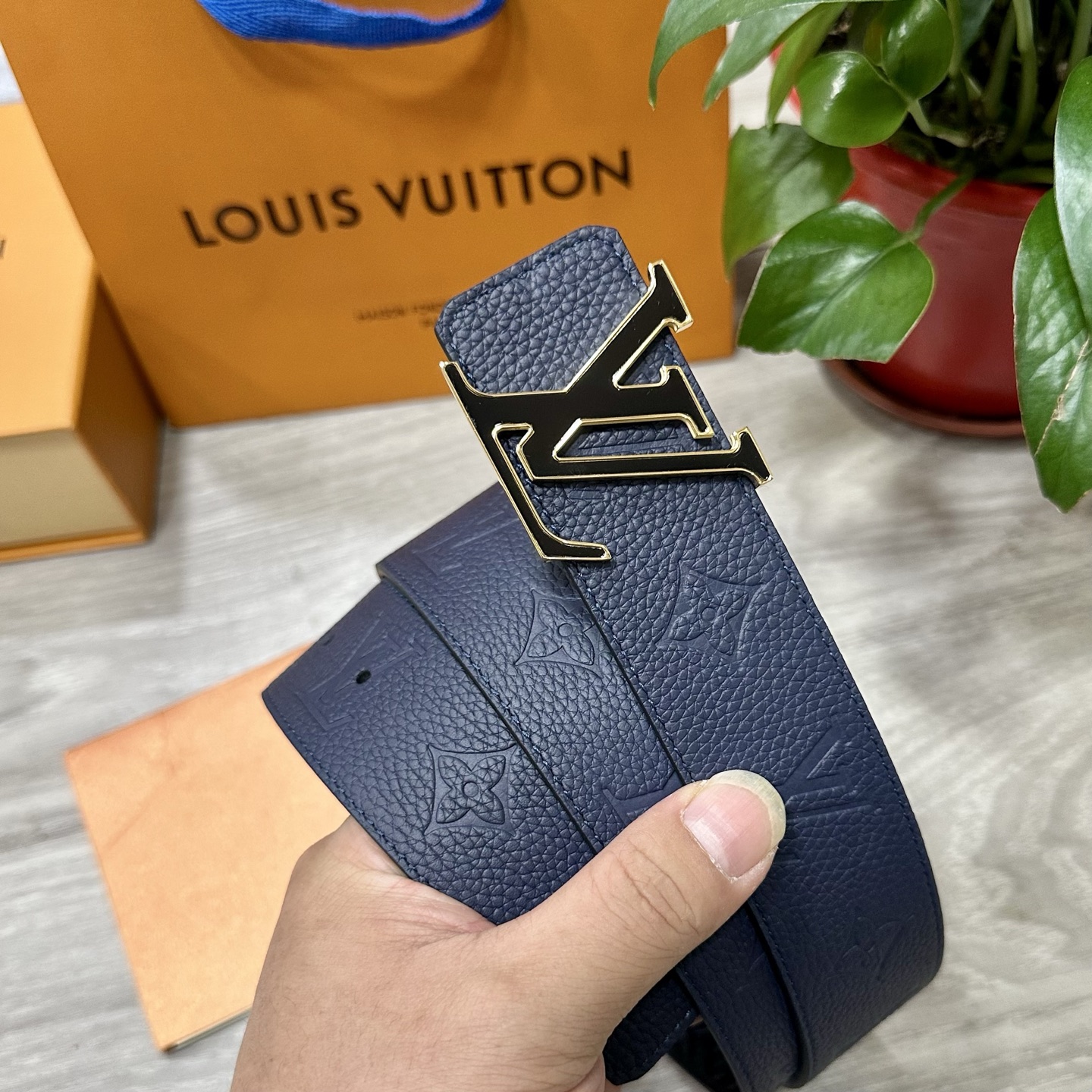 
        LV.路易威登 宽40MM双面原版小牛皮 搭配单钌钯电镀扣 完美的手感.油边 出众的设
