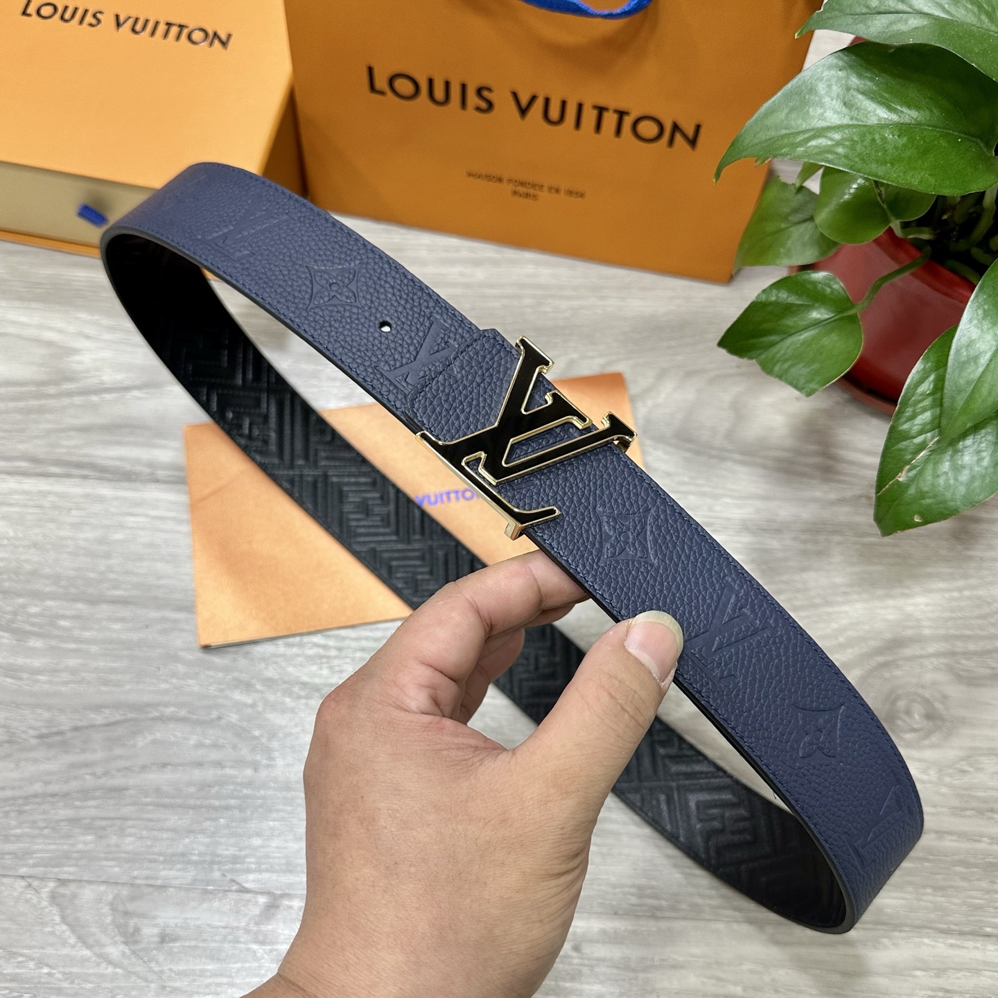 
        LV.路易威登 宽40MM双面原版小牛皮 搭配单钌钯电镀扣 完美的手感.油边 出众的设
