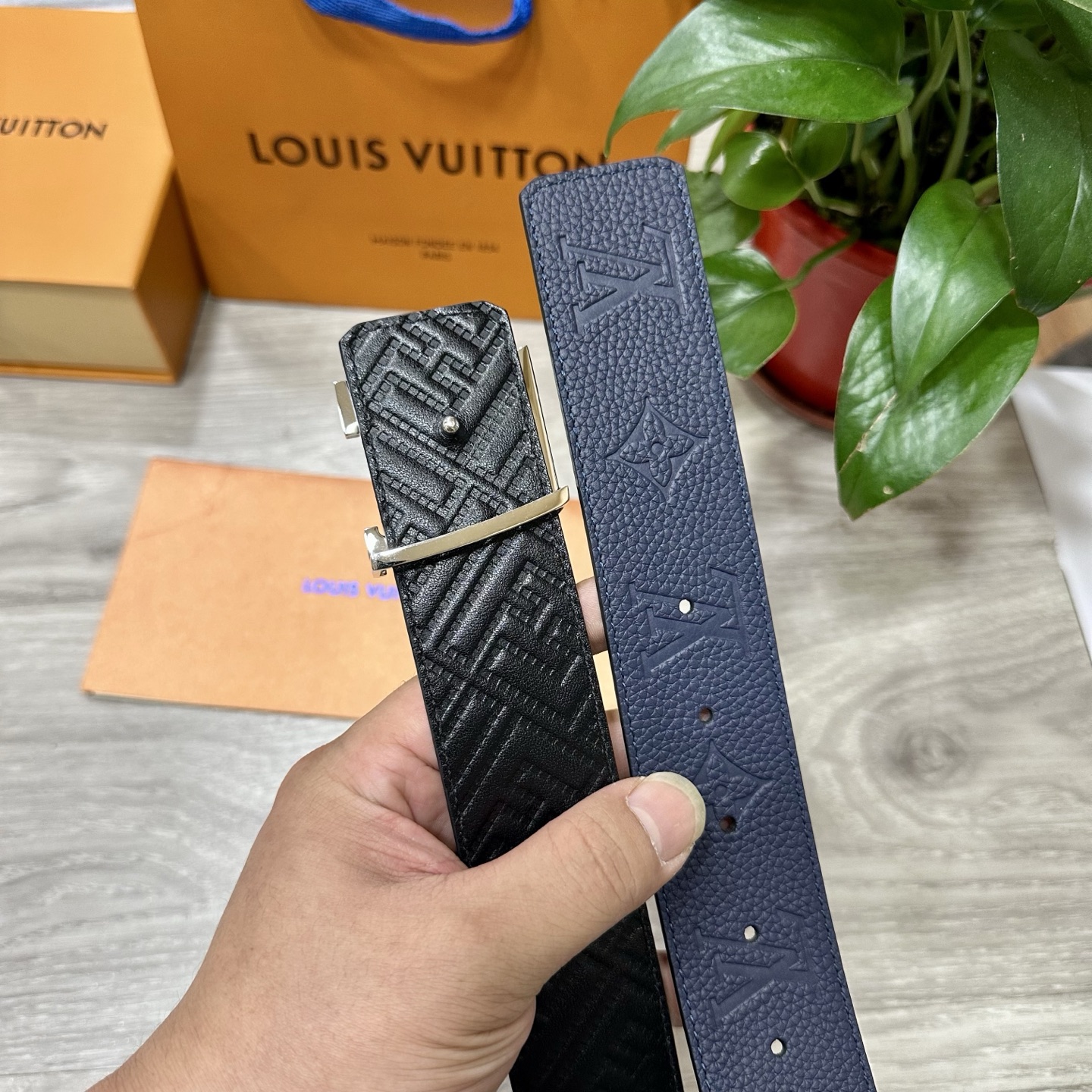 
        LV.路易威登 宽40MM双面原版小牛皮 搭配单钌钯电镀扣 完美的手感.油边 出众的设