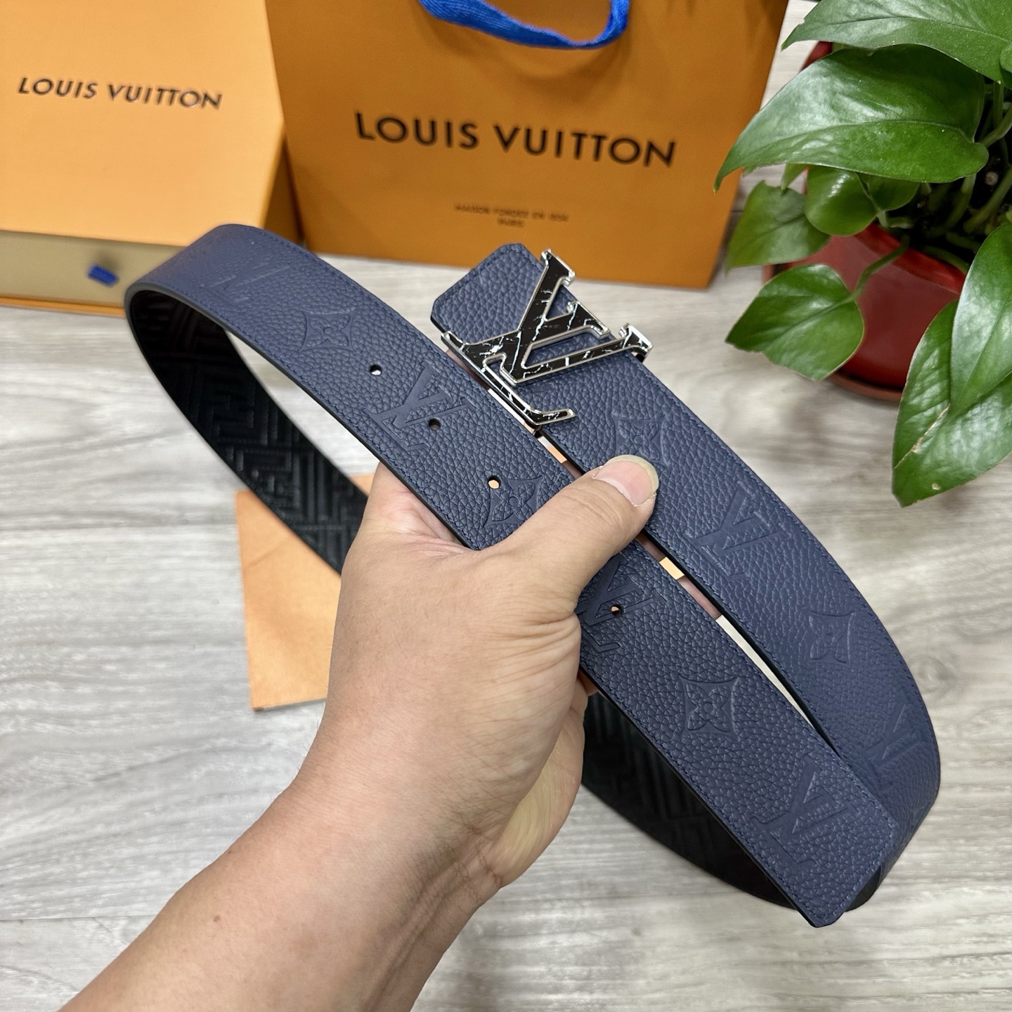 
        LV.路易威登 宽40MM双面原版小牛皮 搭配单钌钯电镀扣 完美的手感.油边 出众的设