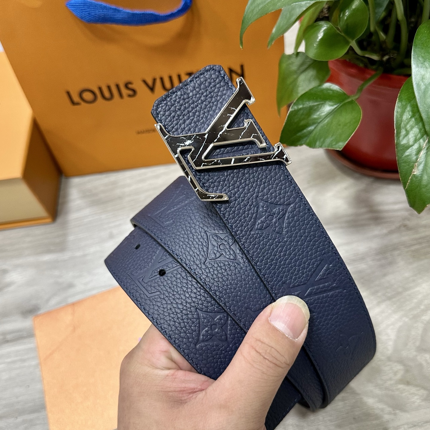
        LV.路易威登 宽40MM双面原版小牛皮 搭配单钌钯电镀扣 完美的手感.油边 出众的设