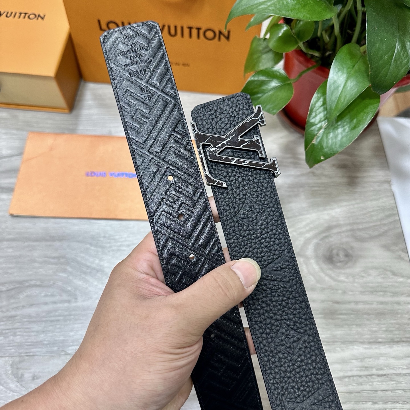 
        LV.路易威登 宽40MM双面原版小牛皮 搭配单钌钯电镀扣 完美的手感.油边 出众的设