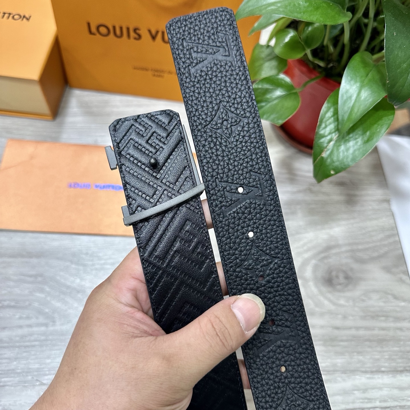 
        LV.路易威登 宽40MM双面原版小牛皮 搭配单钌钯电镀扣 完美的手感.油边 出众的设