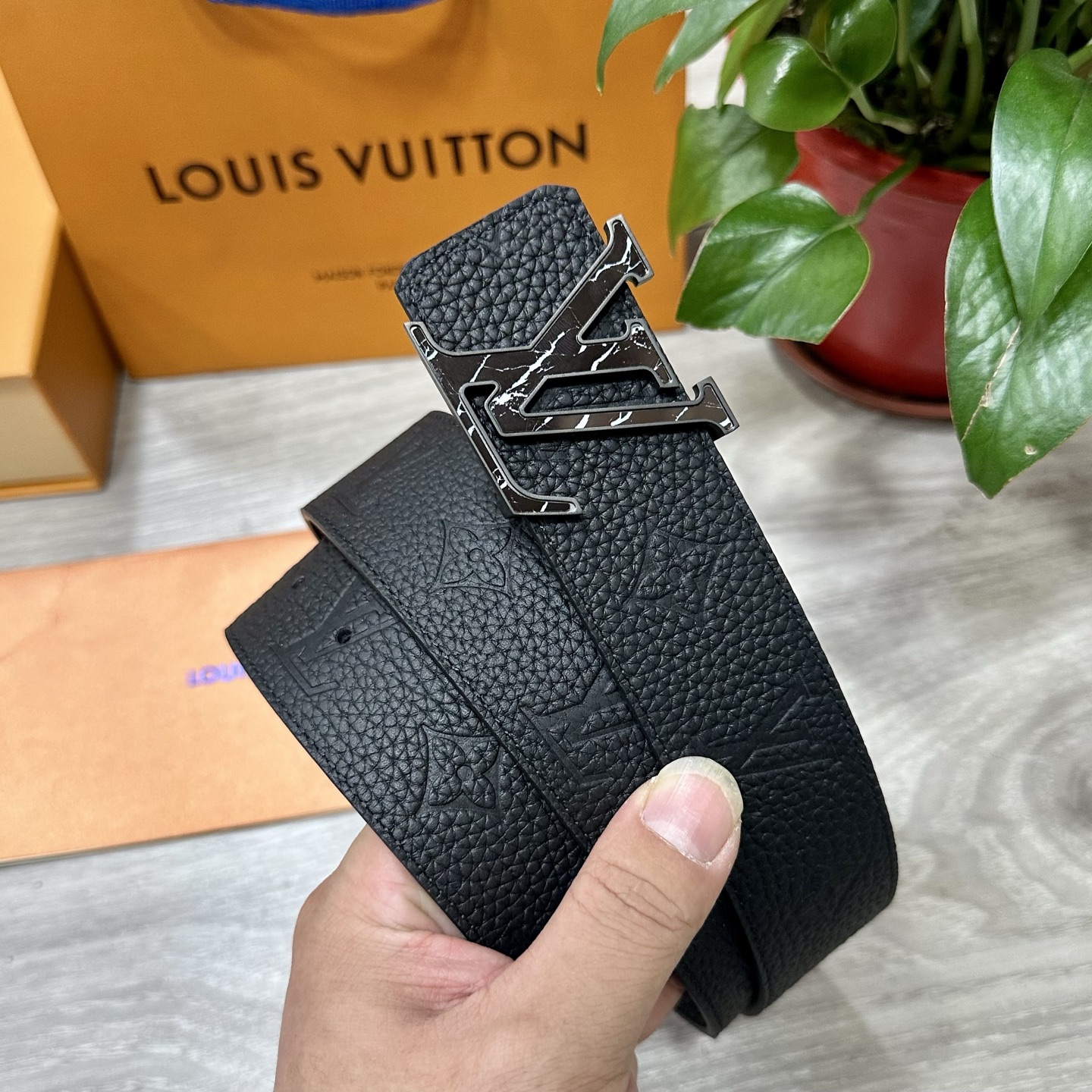 
        LV.路易威登 宽40MM双面原版小牛皮 搭配单钌钯电镀扣 完美的手感.油边 出众的设
