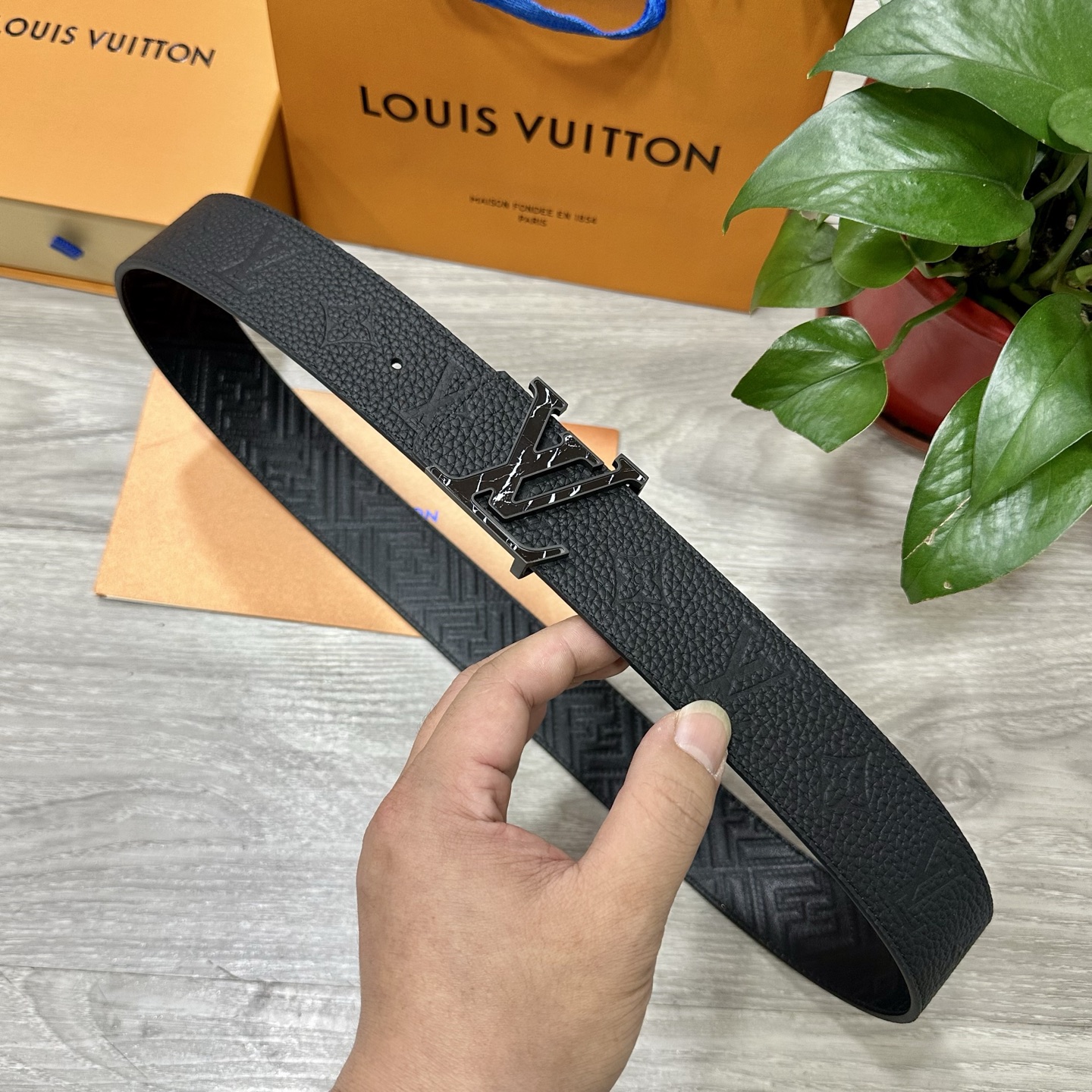 
        LV.路易威登 宽40MM双面原版小牛皮 搭配单钌钯电镀扣 完美的手感.油边 出众的设