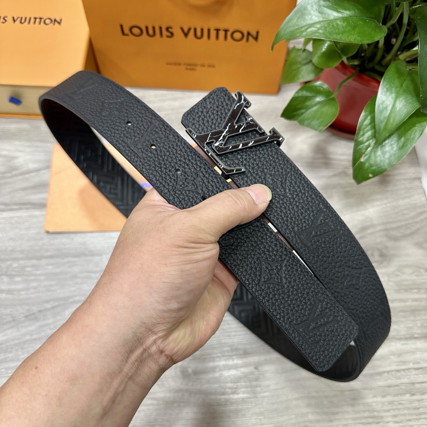 
        LV.路易威登 宽40MM双面原版小牛皮 搭配单钌钯电镀扣 完美的手感.油边 出众的设