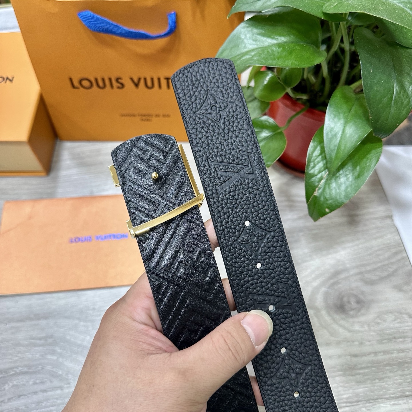 
        LV.路易威登 宽40MM双面原版小牛皮 搭配单钌钯电镀扣 完美的手感.油边 出众的设