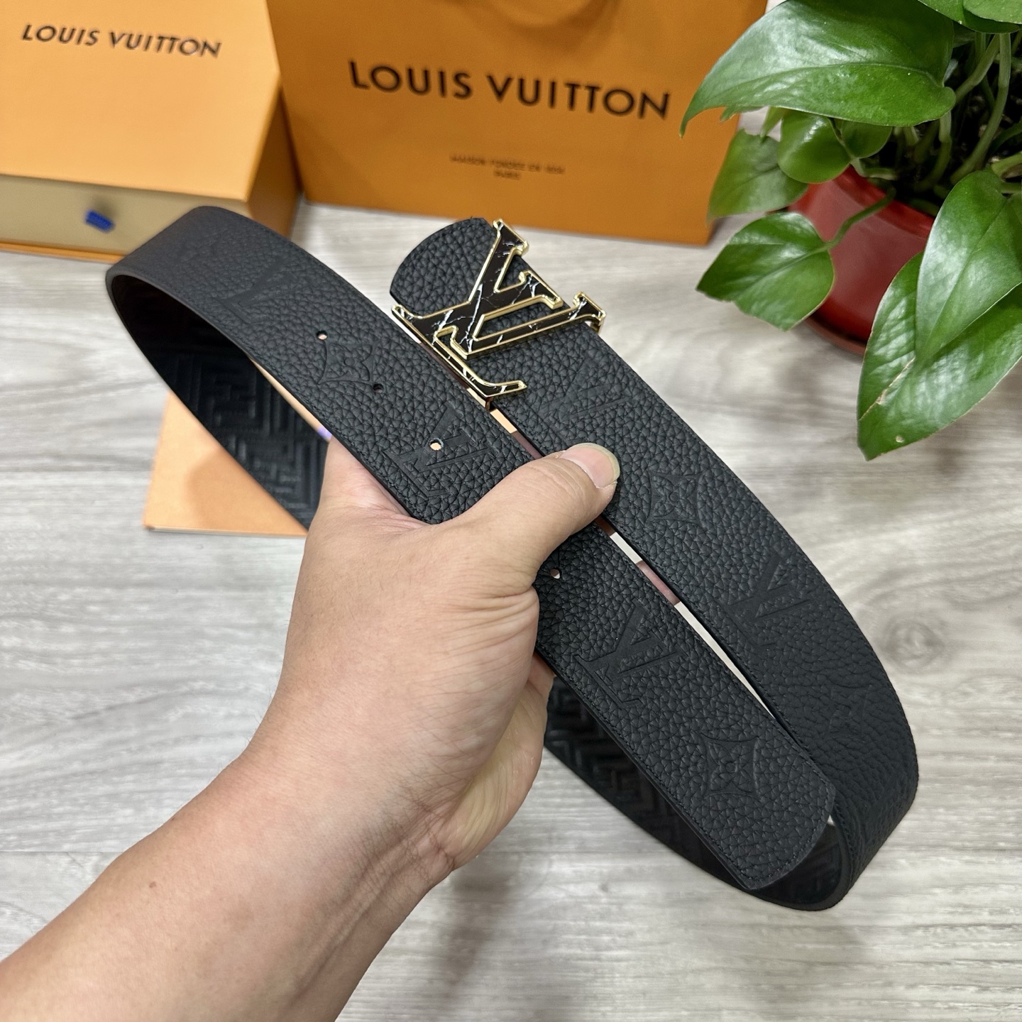 
        LV.路易威登 宽40MM双面原版小牛皮 搭配单钌钯电镀扣 完美的手感.油边 出众的设