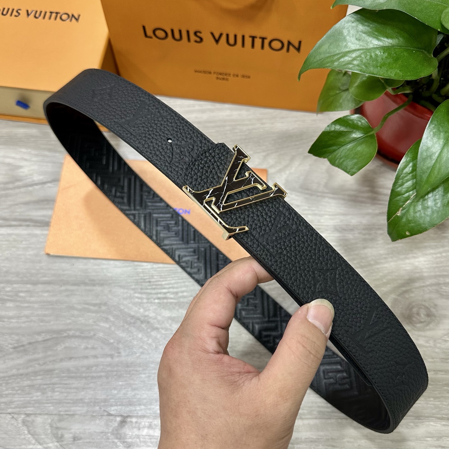 
        LV.路易威登 宽40MM双面原版小牛皮 搭配单钌钯电镀扣 完美的手感.油边 出众的设