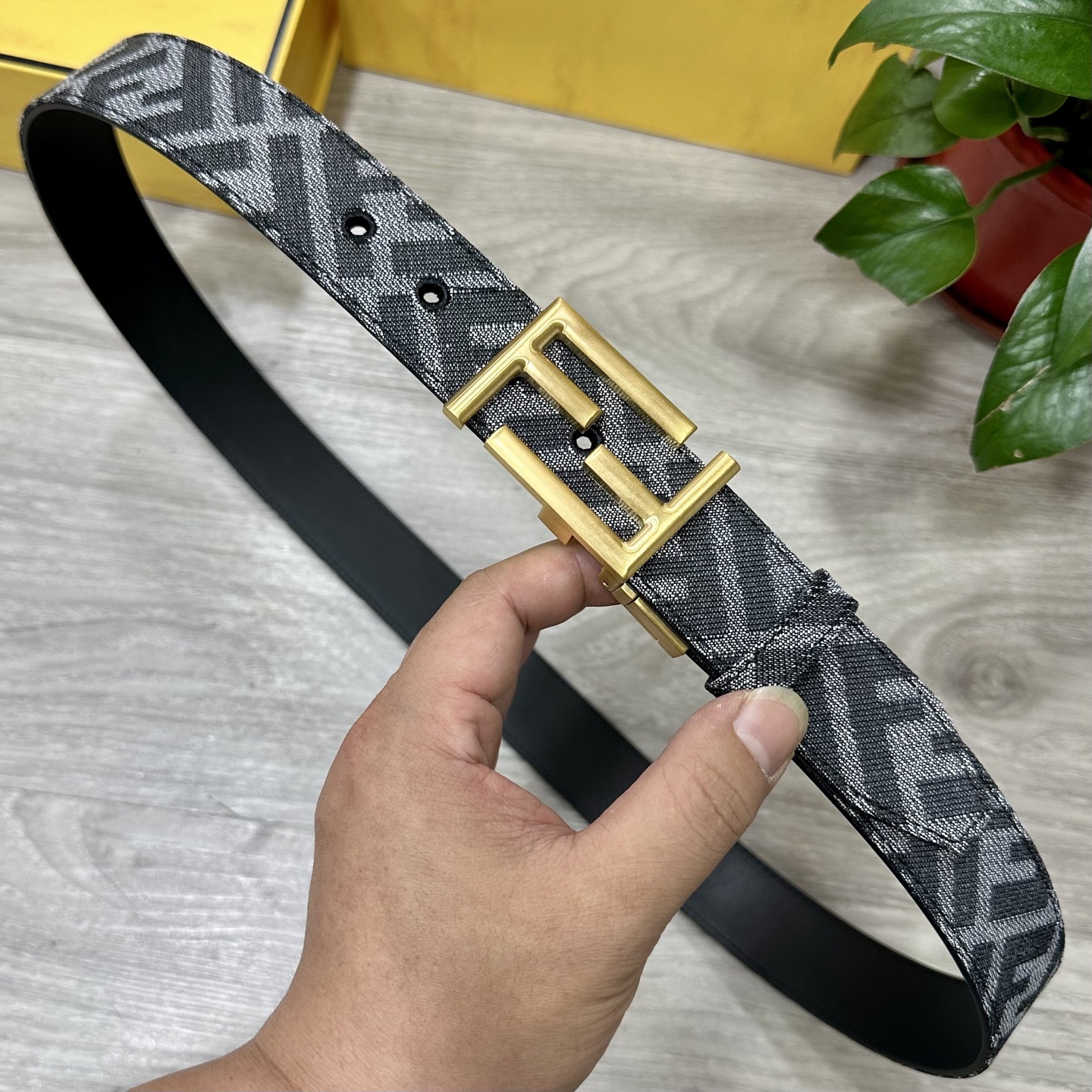 
FENDl（芬迪）专柜同款 宽3.5CM 原版定制布料 FF图案布料材质 黑色皮革内衬 单钉镀钯金属配