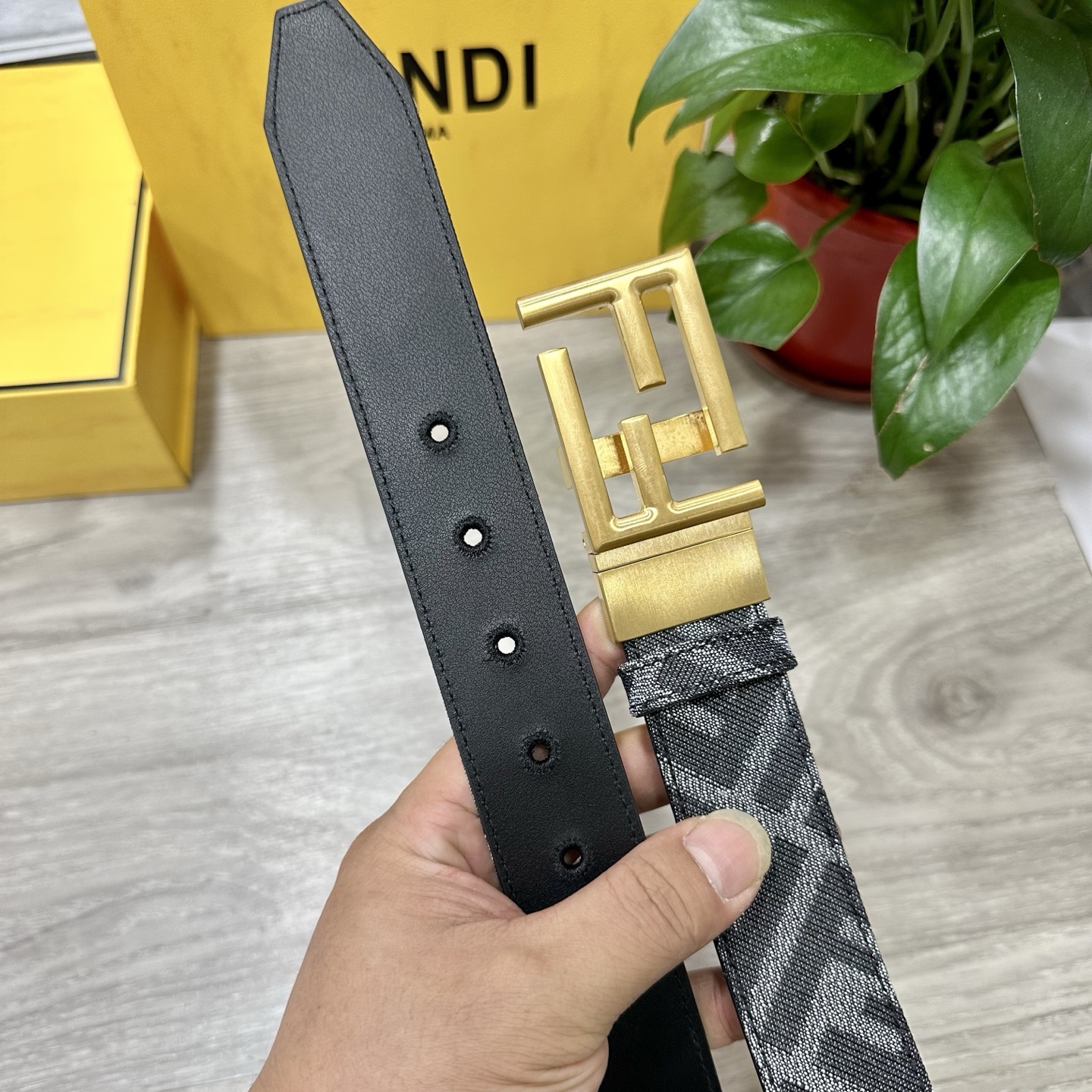 
FENDl（芬迪）专柜同款 宽3.5CM 原版定制布料 FF图案布料材质 黑色皮革内衬 单钉镀钯金属配