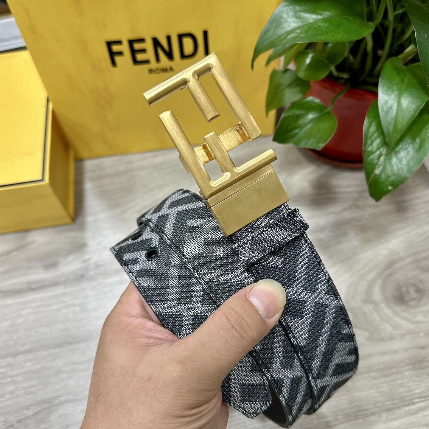 
FENDl（芬迪）专柜同款 宽3.5CM 原版定制布料 FF图案布料材质 黑色皮革内衬 单钉镀钯金属配