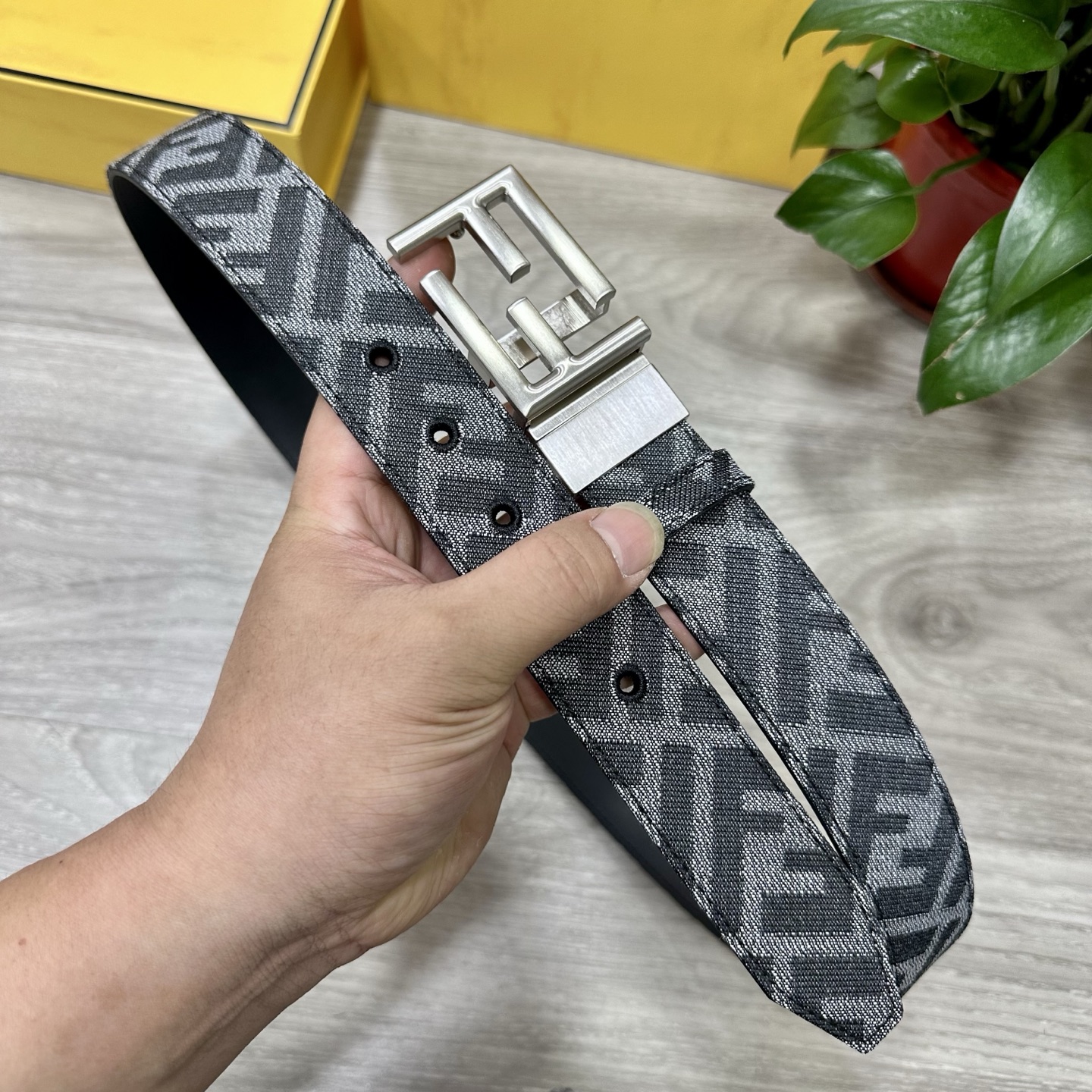 
FENDl（芬迪）专柜同款 宽3.5CM 原版定制布料 FF图案布料材质 黑色皮革内衬 单钉镀钯金属配