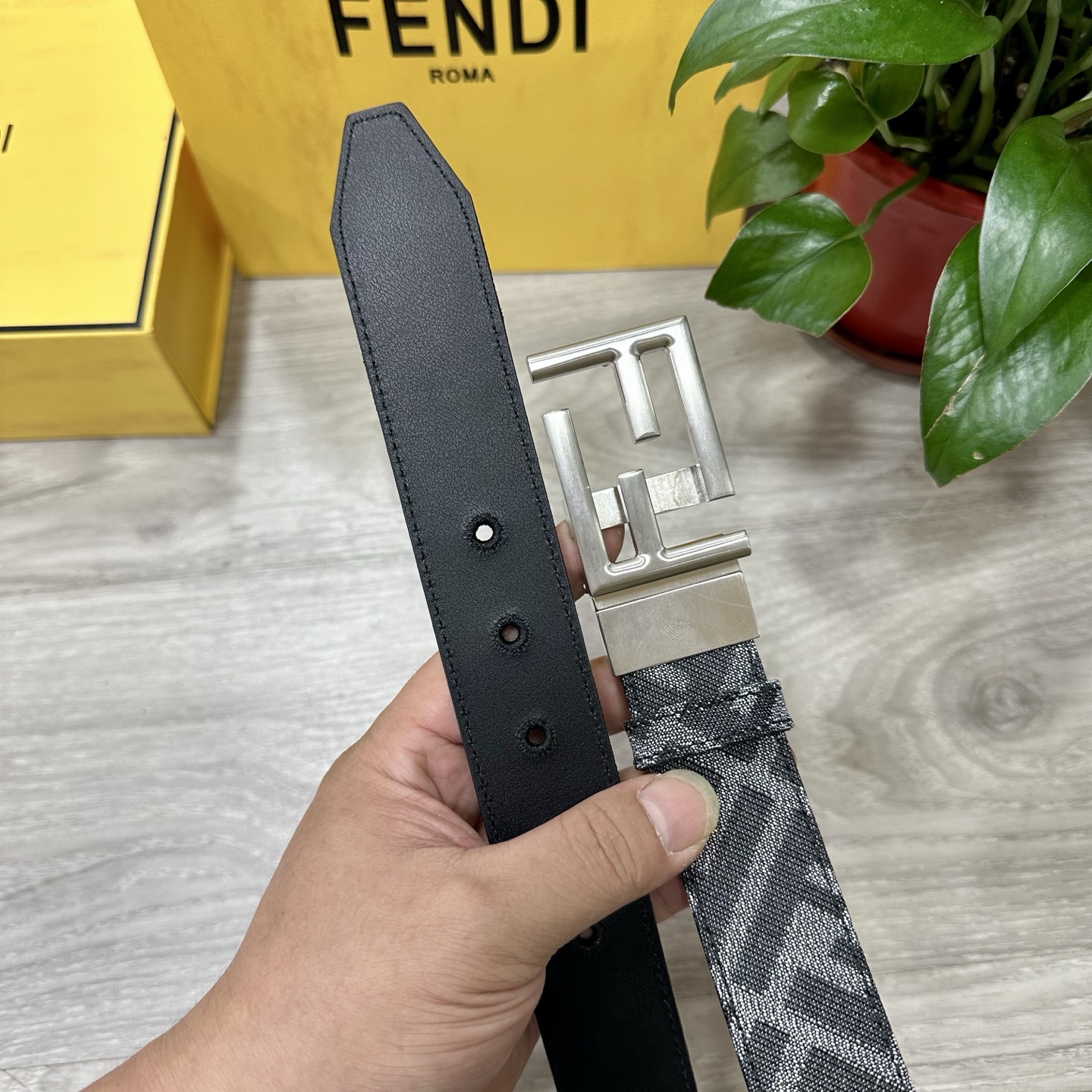 
FENDl（芬迪）专柜同款 宽3.5CM 原版定制布料 FF图案布料材质 黑色皮革内衬 单钉镀钯金属配