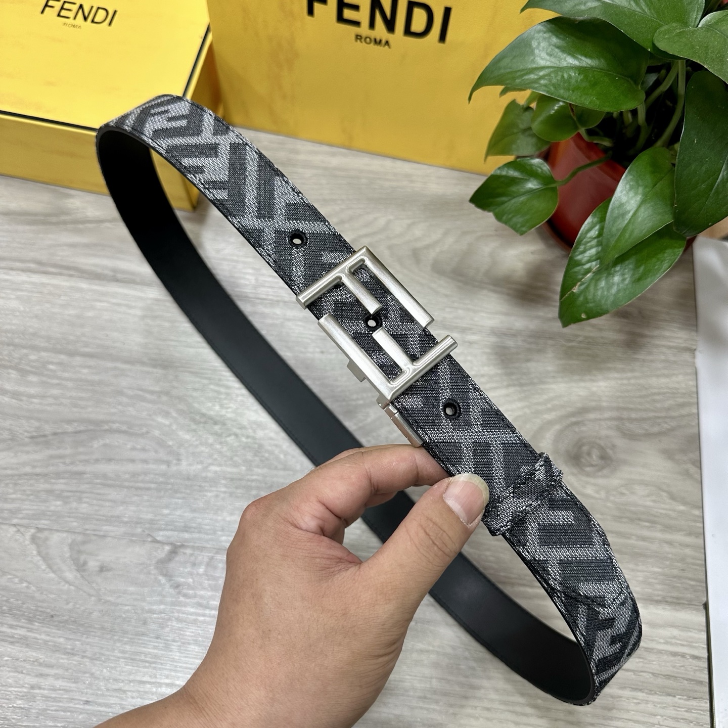 
FENDl（芬迪）专柜同款 宽3.5CM 原版定制布料 FF图案布料材质 黑色皮革内衬 单钉镀钯金属配