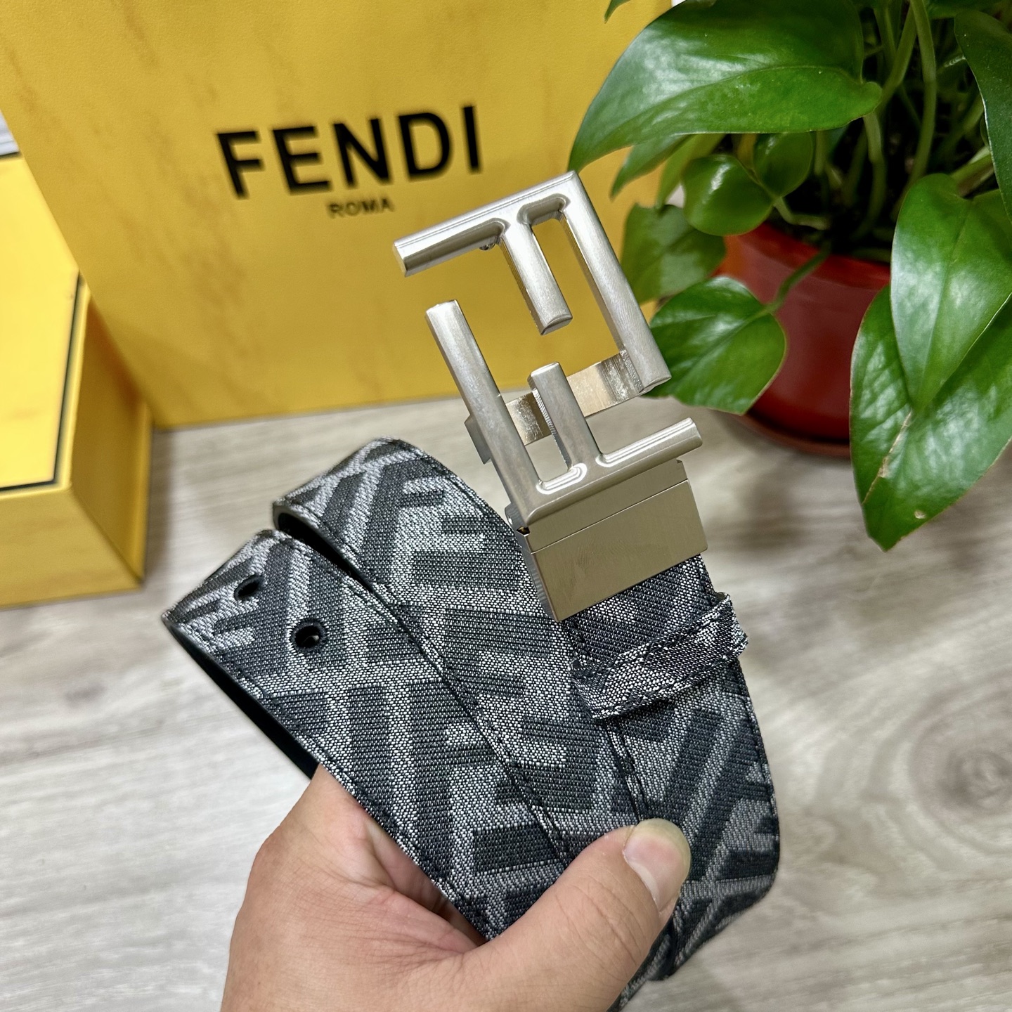 
FENDl（芬迪）专柜同款 宽3.5CM 原版定制布料 FF图案布料材质 黑色皮革内衬 单钉镀钯金属配