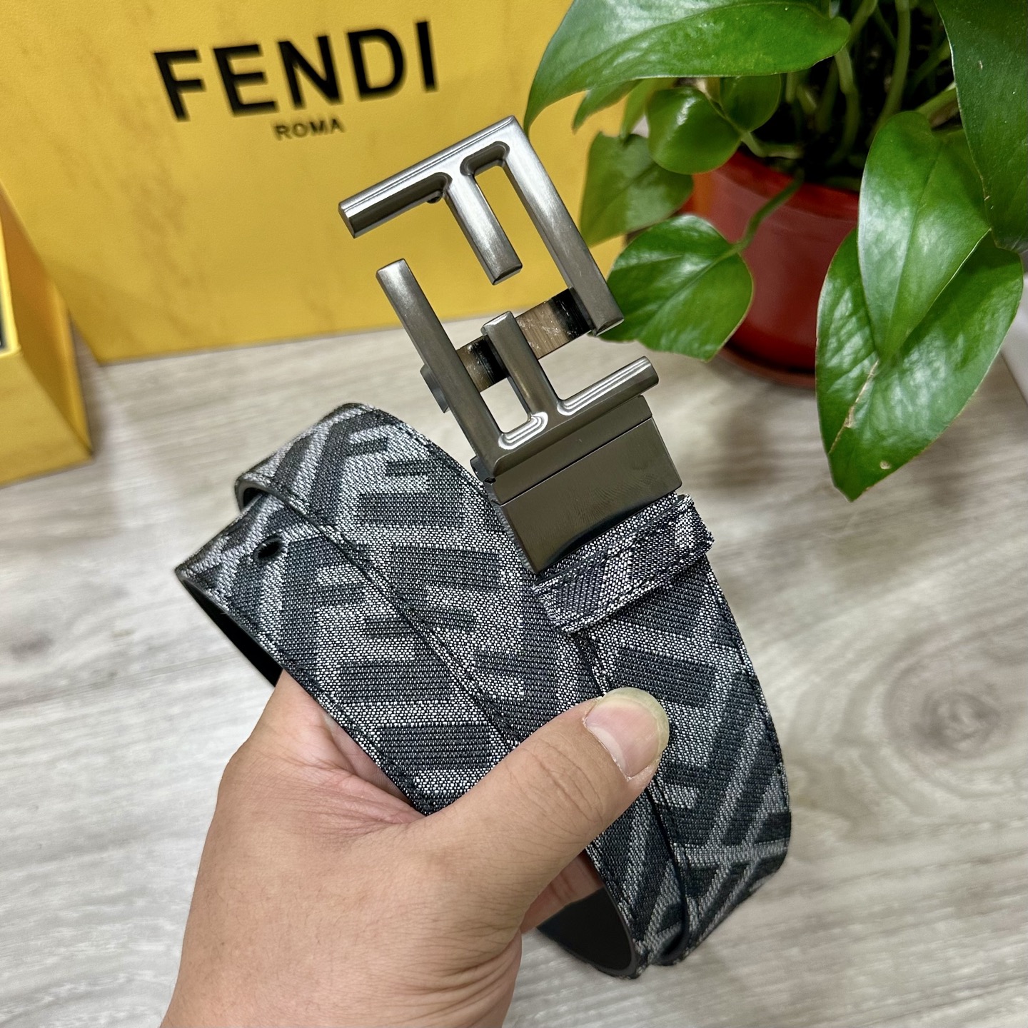 
FENDl（芬迪）专柜同款 宽3.5CM 原版定制布料 FF图案布料材质 黑色皮革内衬 单钉镀钯金属配