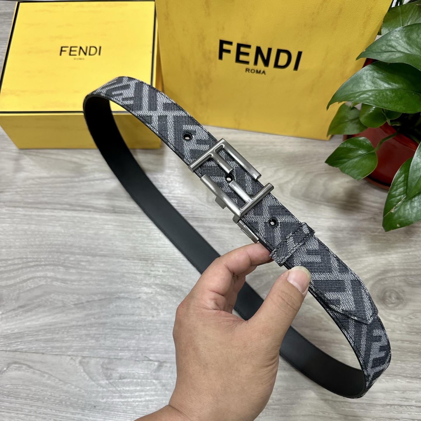 
FENDl（芬迪）专柜同款 宽3.5CM 原版定制布料 FF图案布料材质 黑色皮革内衬 单钉镀钯金属配