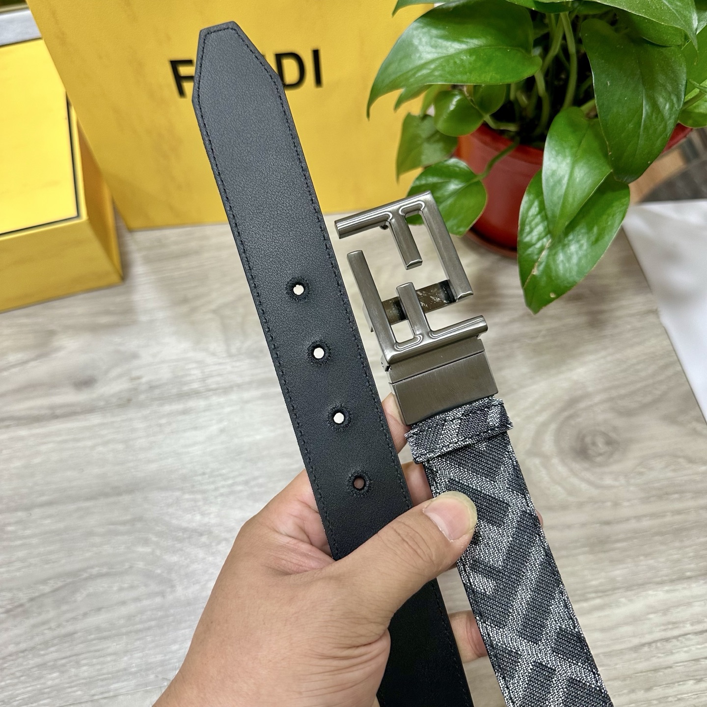 
FENDl（芬迪）专柜同款 宽3.5CM 原版定制布料 FF图案布料材质 黑色皮革内衬 单钉镀钯金属配