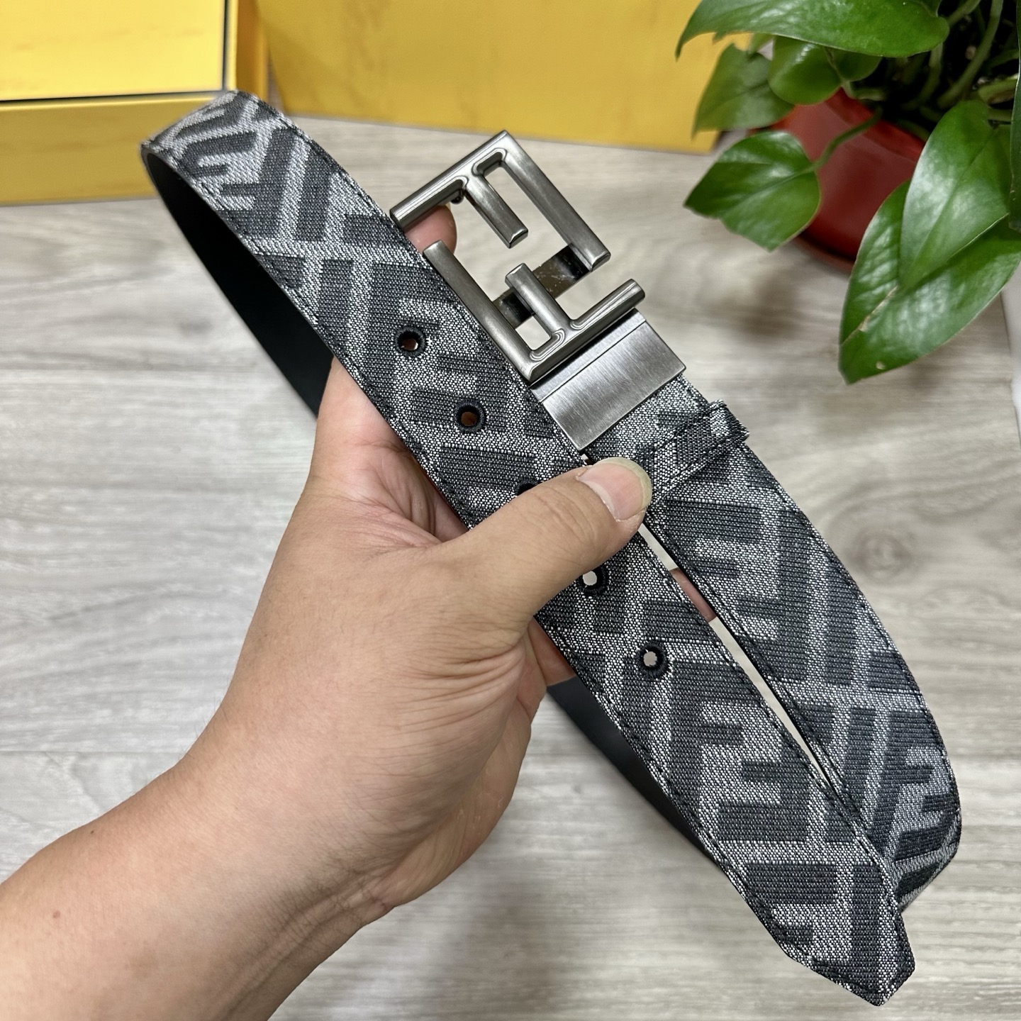 
FENDl（芬迪）专柜同款 宽3.5CM 原版定制布料 FF图案布料材质 黑色皮革内衬 单钉镀钯金属配