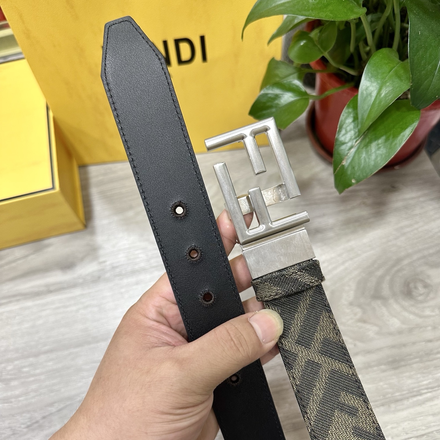 
FENDl（芬迪）专柜同款 宽3.5CM 原版定制布料 FF图案布料材质 黑色皮革内衬 单钉镀钯金属配