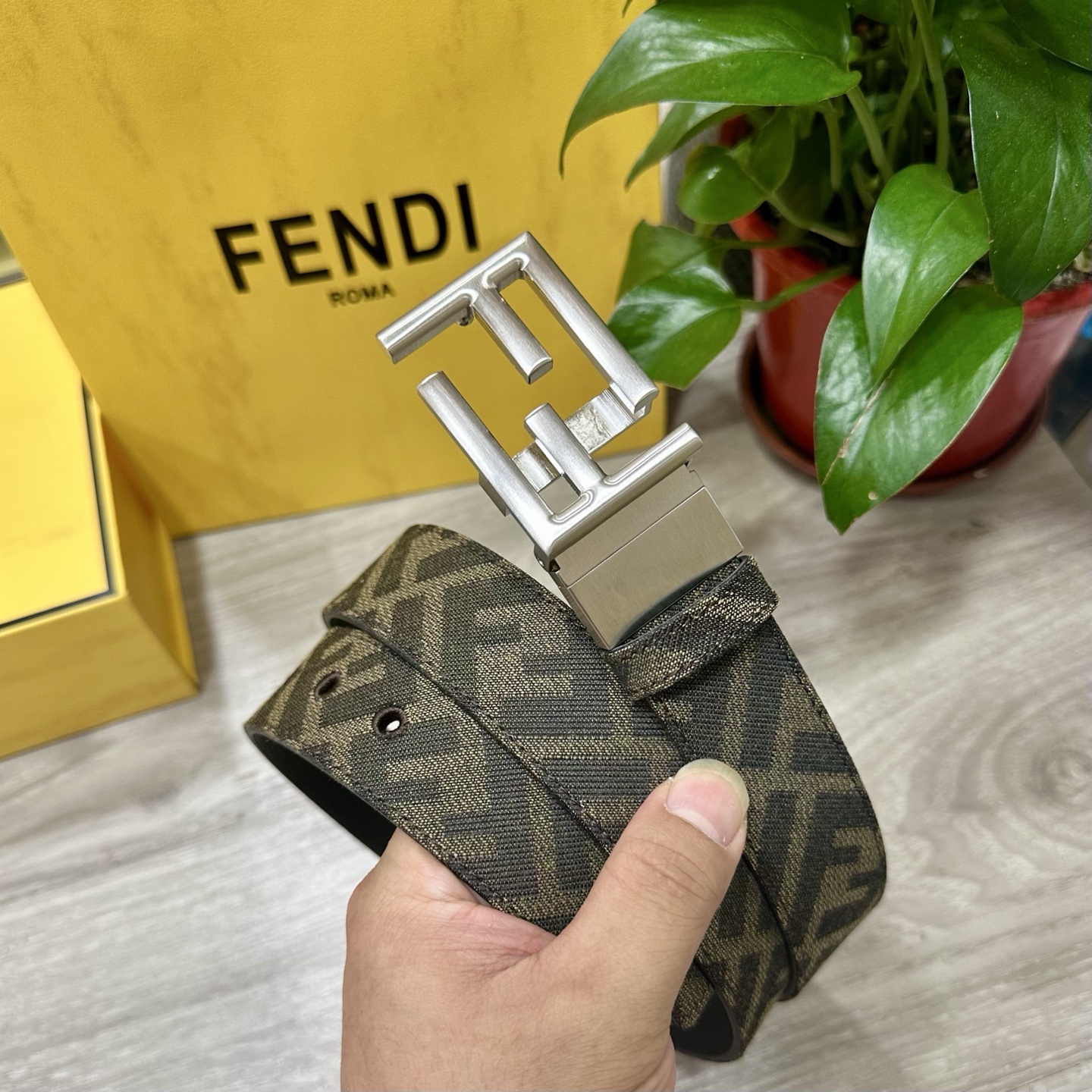 
FENDl（芬迪）专柜同款 宽3.5CM 原版定制布料 FF图案布料材质 黑色皮革内衬 单钉镀钯金属配