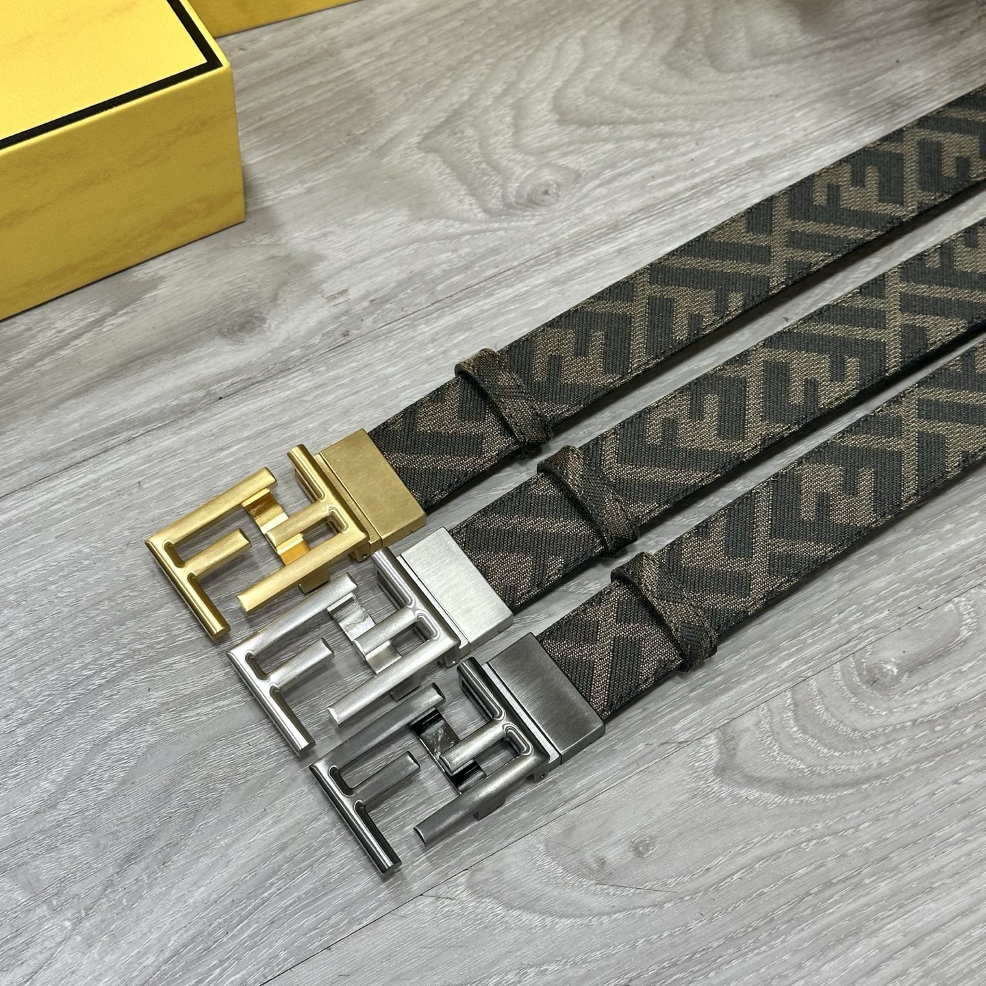 
FENDl（芬迪）专柜同款 宽3.5CM 原版定制布料 FF图案布料材质 黑色皮革内衬 单钉镀钯金属配