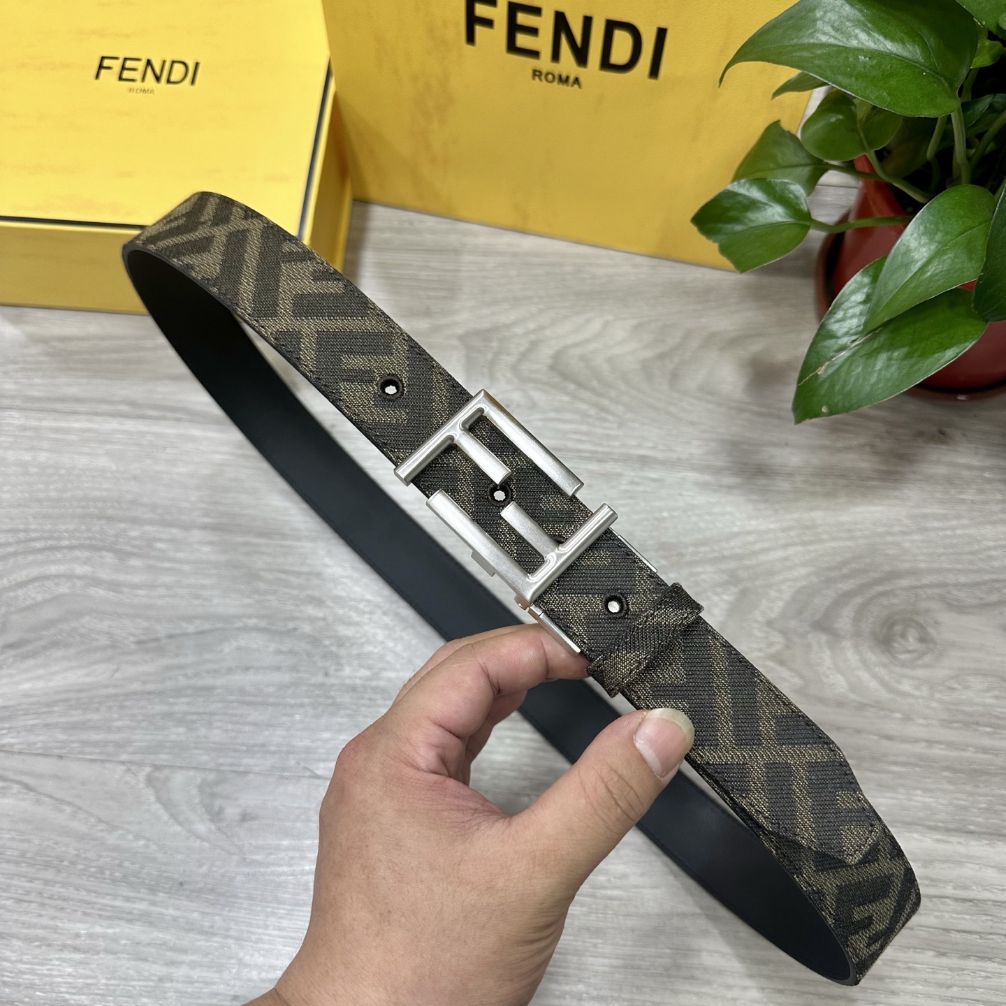 
FENDl（芬迪）专柜同款 宽3.5CM 原版定制布料 FF图案布料材质 黑色皮革内衬 单钉镀钯金属配