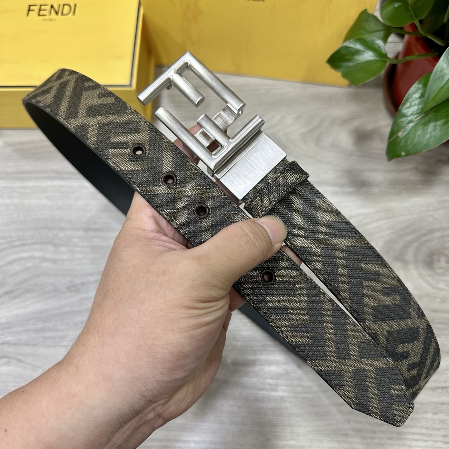 
FENDl（芬迪）专柜同款 宽3.5CM 原版定制布料 FF图案布料材质 黑色皮革内衬 单钉镀钯金属配
