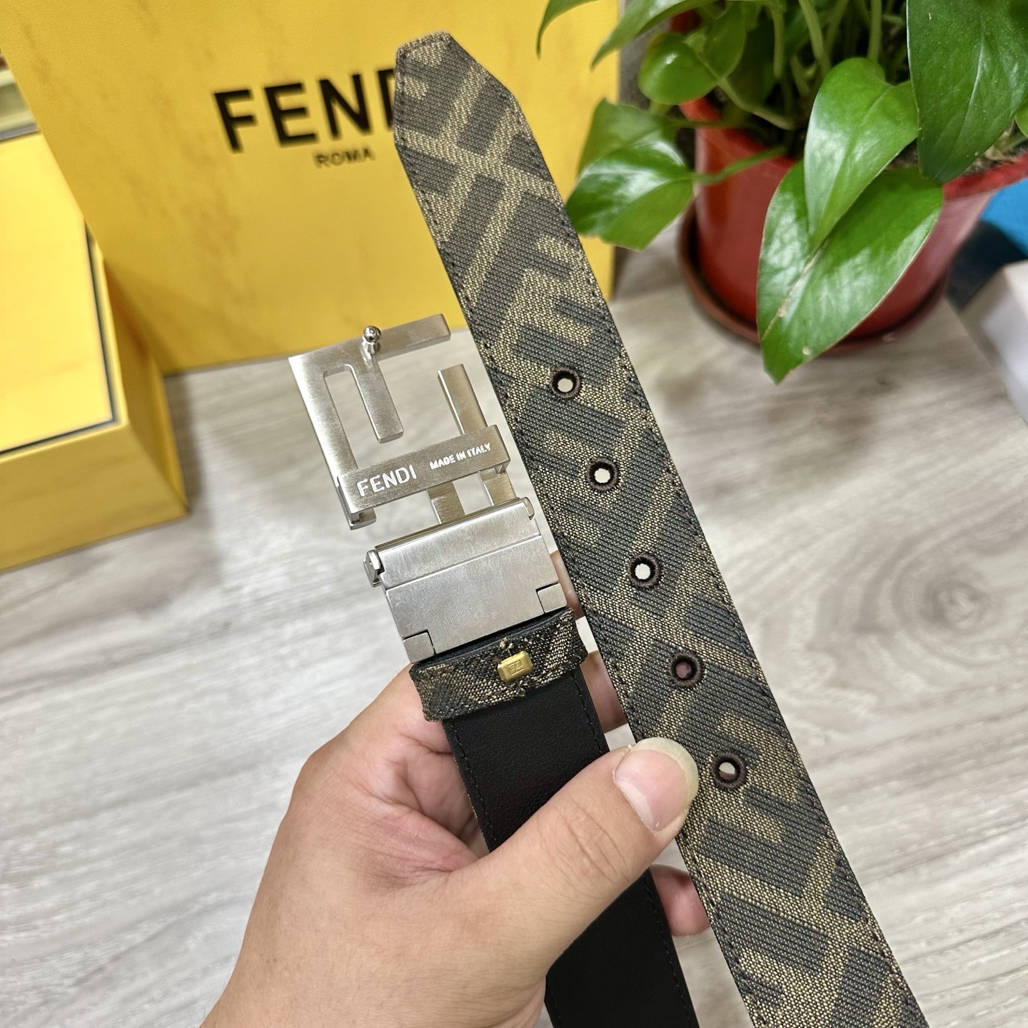 
FENDl（芬迪）专柜同款 宽3.5CM 原版定制布料 FF图案布料材质 黑色皮革内衬 单钉镀钯金属配
