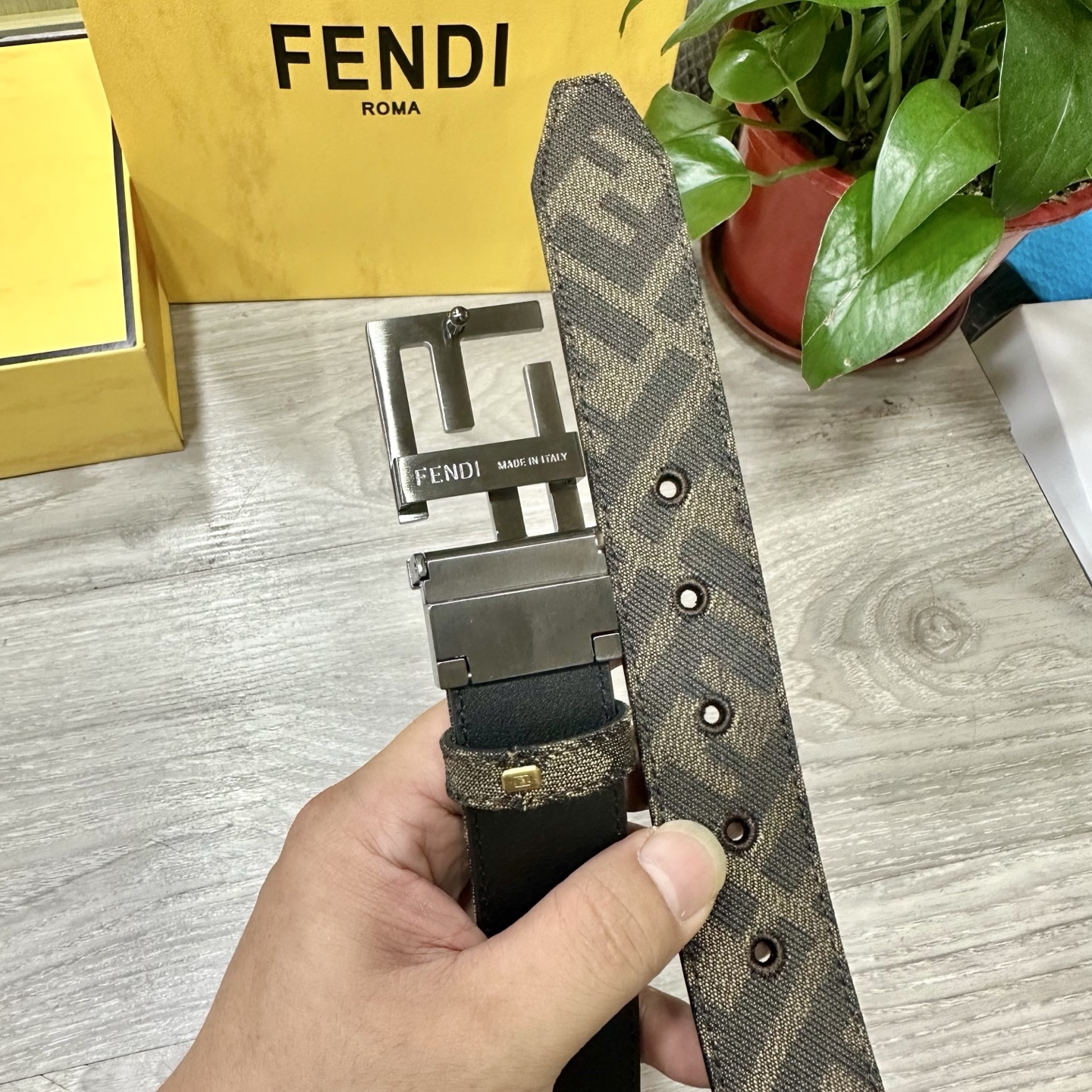 
FENDl（芬迪）专柜同款 宽3.5CM 原版定制布料 FF图案布料材质 黑色皮革内衬 单钉镀钯金属配