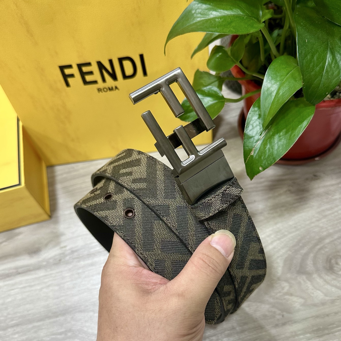 
FENDl（芬迪）专柜同款 宽3.5CM 原版定制布料 FF图案布料材质 黑色皮革内衬 单钉镀钯金属配
