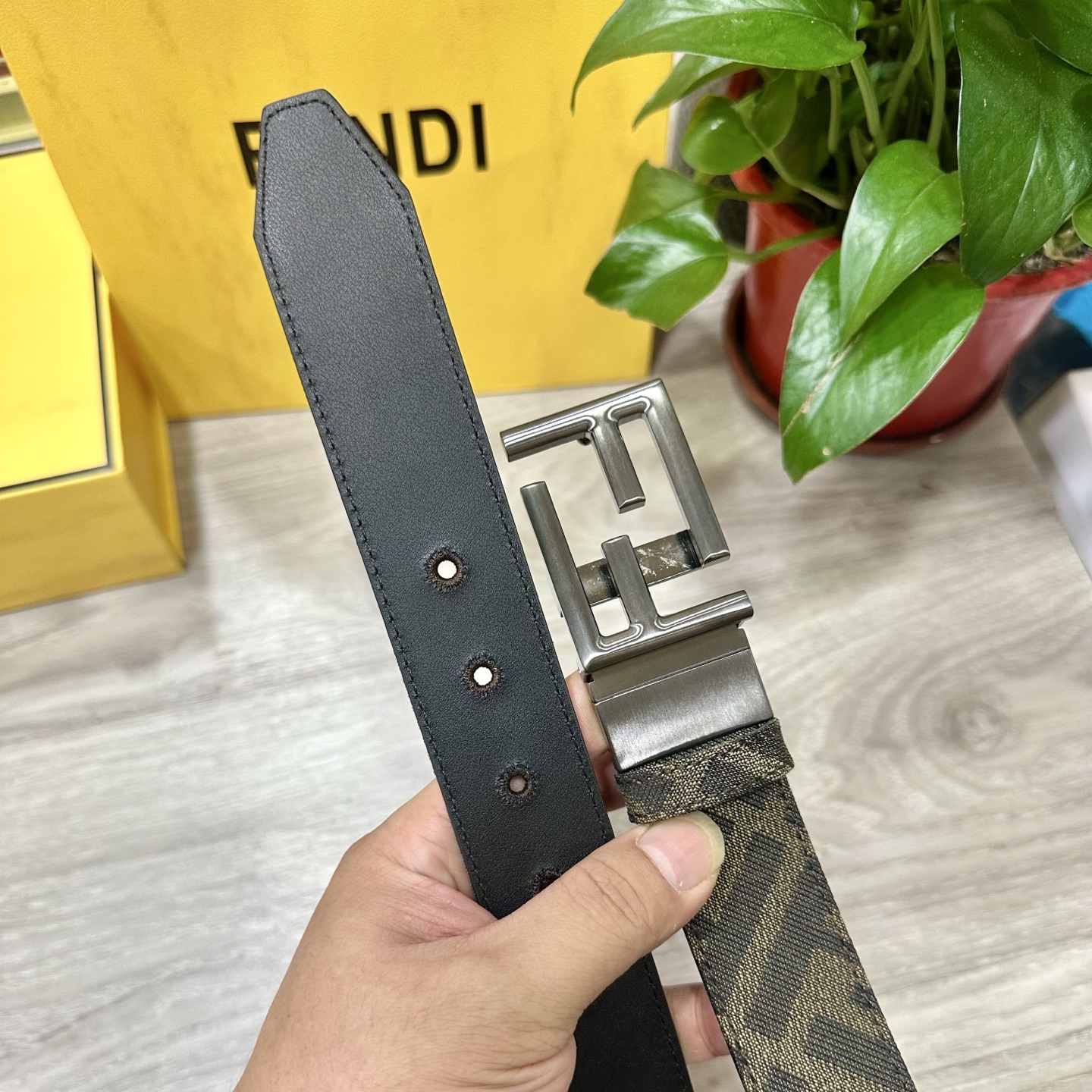 
FENDl（芬迪）专柜同款 宽3.5CM 原版定制布料 FF图案布料材质 黑色皮革内衬 单钉镀钯金属配