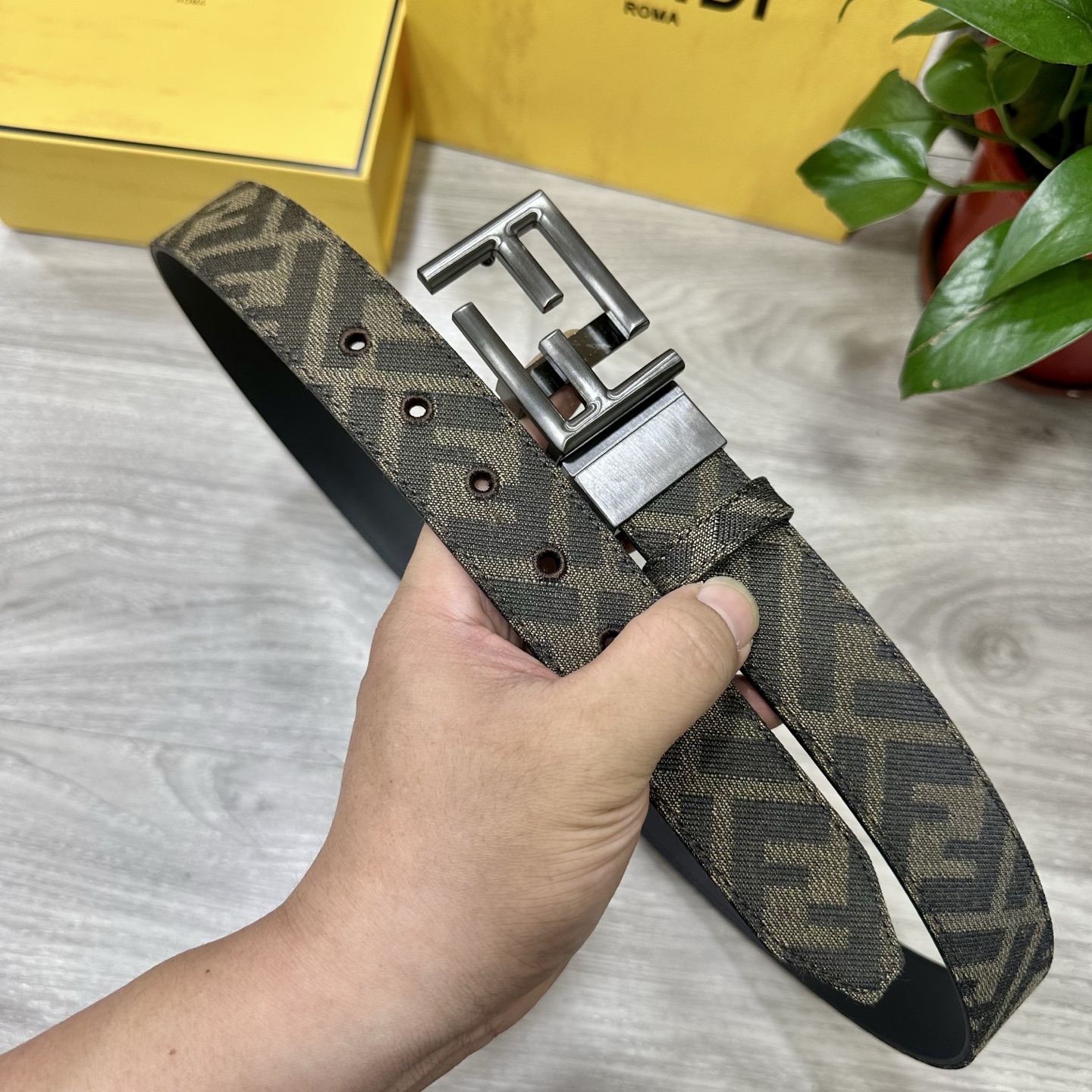 
FENDl（芬迪）专柜同款 宽3.5CM 原版定制布料 FF图案布料材质 黑色皮革内衬 单钉镀钯金属配