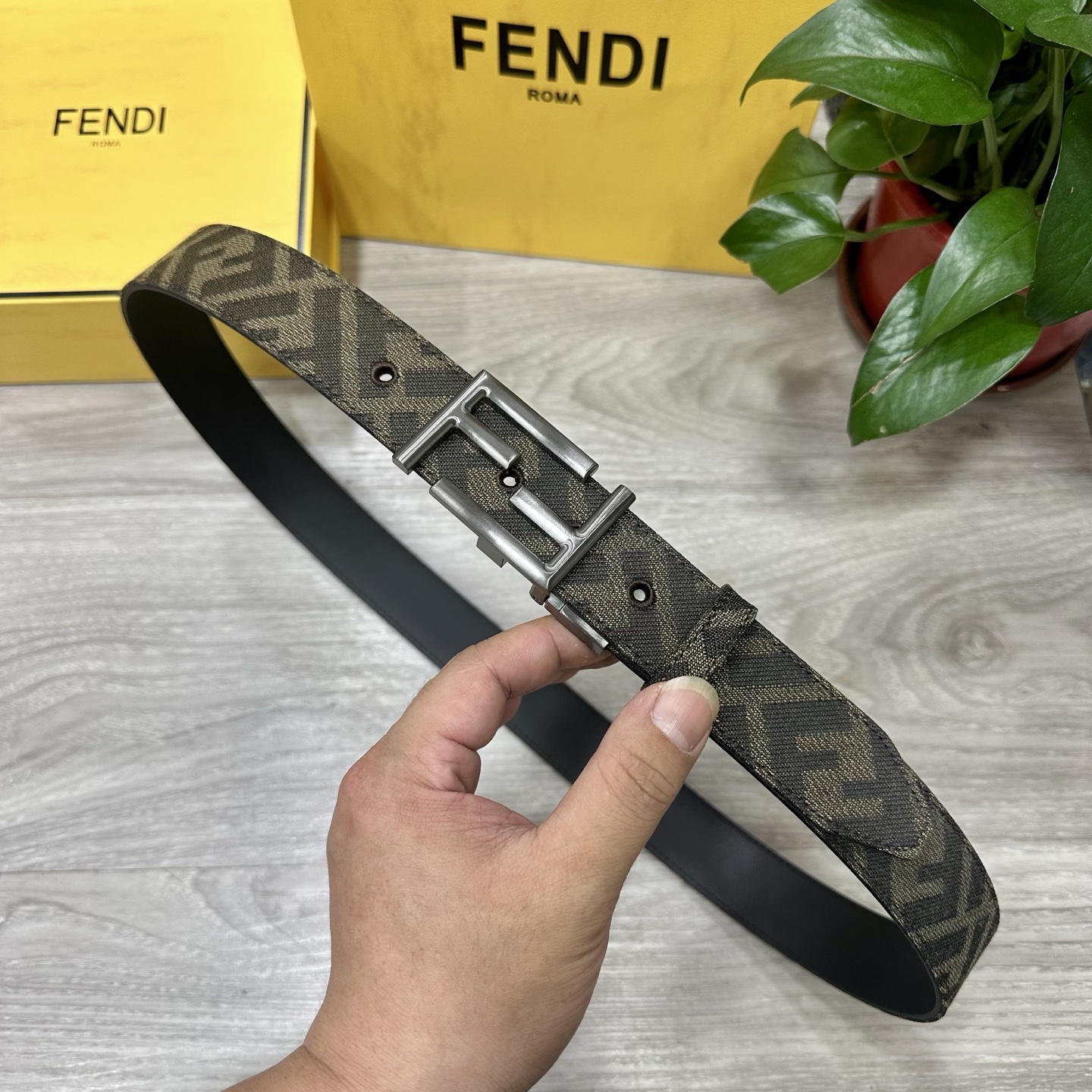 
FENDl（芬迪）专柜同款 宽3.5CM 原版定制布料 FF图案布料材质 黑色皮革内衬 单钉镀钯金属配