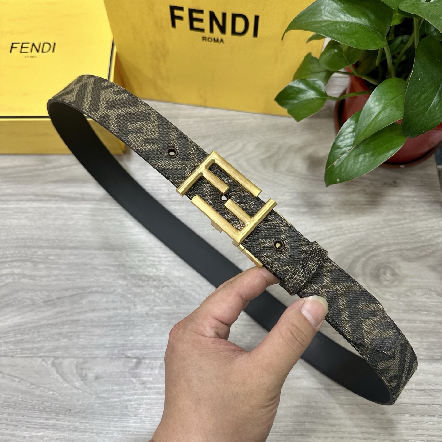 
FENDl（芬迪）专柜同款 宽3.5CM 原版定制布料 FF图案布料材质 黑色皮革内衬 单钉镀钯金属配
