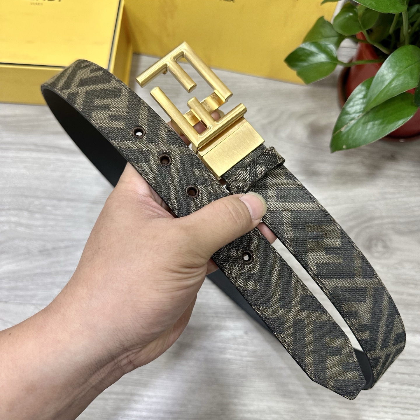 
FENDl（芬迪）专柜同款 宽3.5CM 原版定制布料 FF图案布料材质 黑色皮革内衬 单钉镀钯金属配