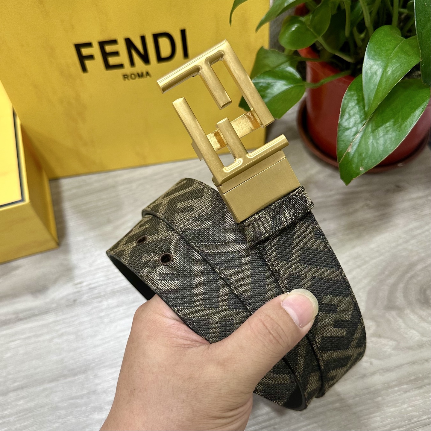
FENDl（芬迪）专柜同款 宽3.5CM 原版定制布料 FF图案布料材质 黑色皮革内衬 单钉镀钯金属配