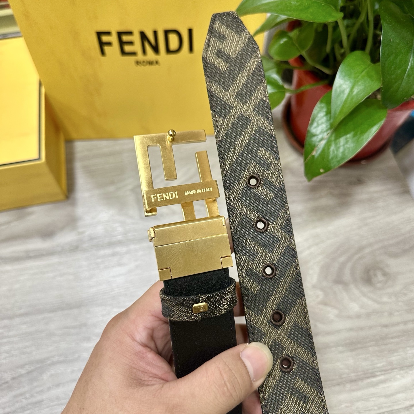 
FENDl（芬迪）专柜同款 宽3.5CM 原版定制布料 FF图案布料材质 黑色皮革内衬 单钉镀钯金属配