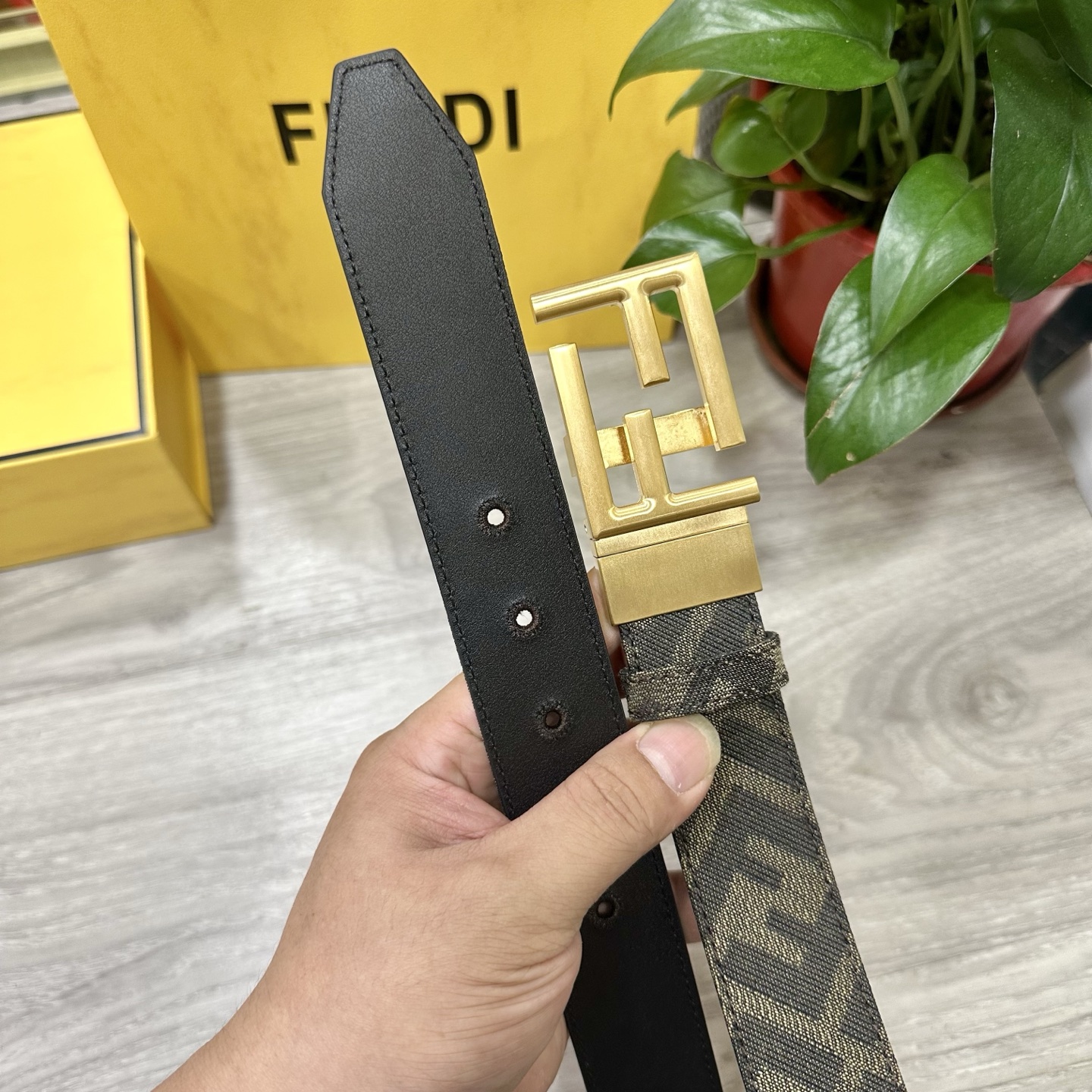 
FENDl（芬迪）专柜同款 宽3.5CM 原版定制布料 FF图案布料材质 黑色皮革内衬 单钉镀钯金属配
