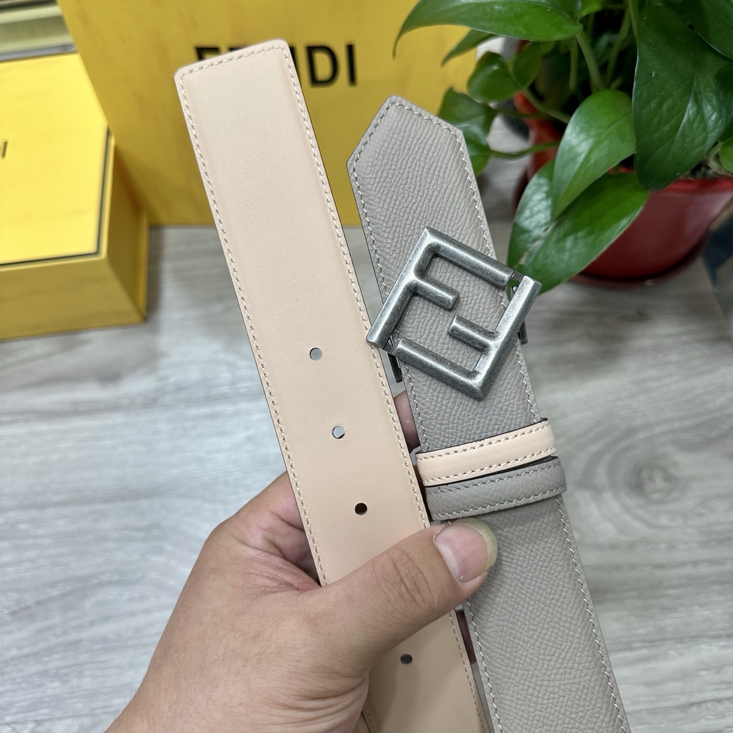 
        FENDl （芬迪）宽40MM双面原版小牛皮 搭配单钌钯电镀扣 完美的手感.油边 出众