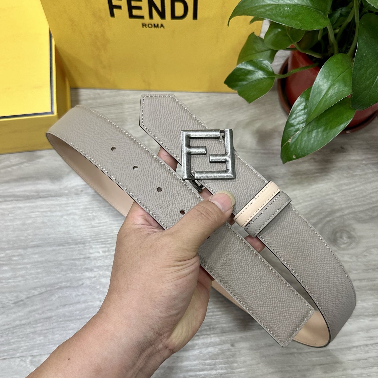 
        FENDl （芬迪）宽40MM双面原版小牛皮 搭配单钌钯电镀扣 完美的手感.油边 出众