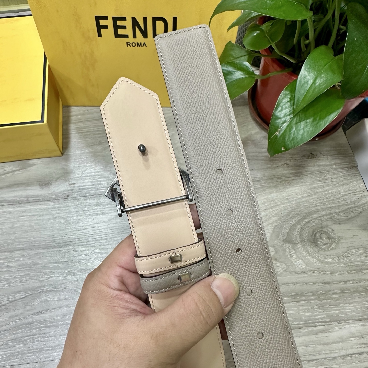 
        FENDl （芬迪）宽40MM双面原版小牛皮 搭配单钌钯电镀扣 完美的手感.油边 出众