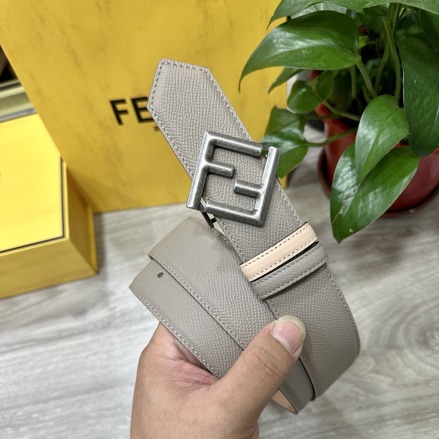 
        FENDl （芬迪）宽40MM双面原版小牛皮 搭配单钌钯电镀扣 完美的手感.油边 出众