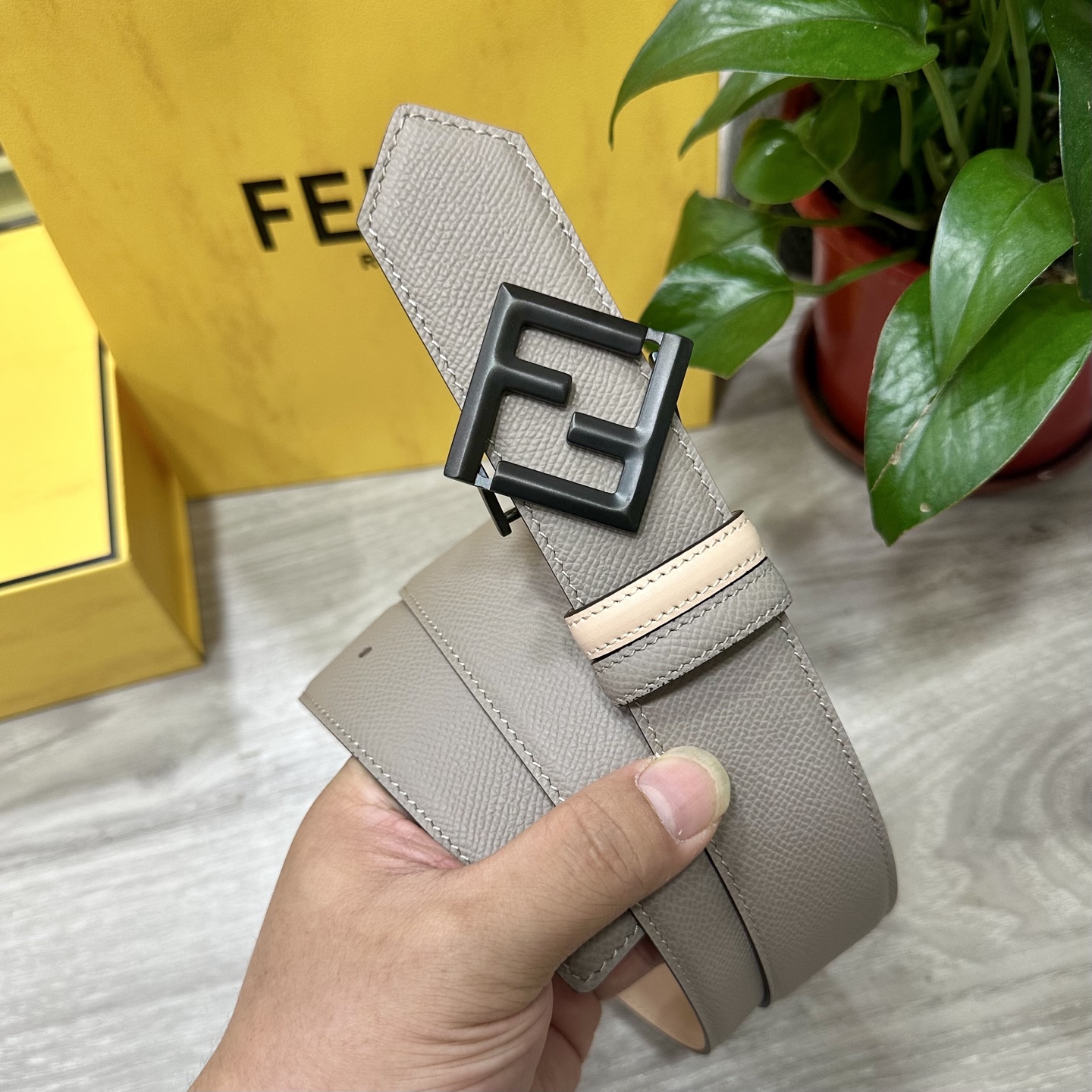 
        FENDl （芬迪）宽40MM双面原版小牛皮 搭配单钌钯电镀扣 完美的手感.油边 出众
