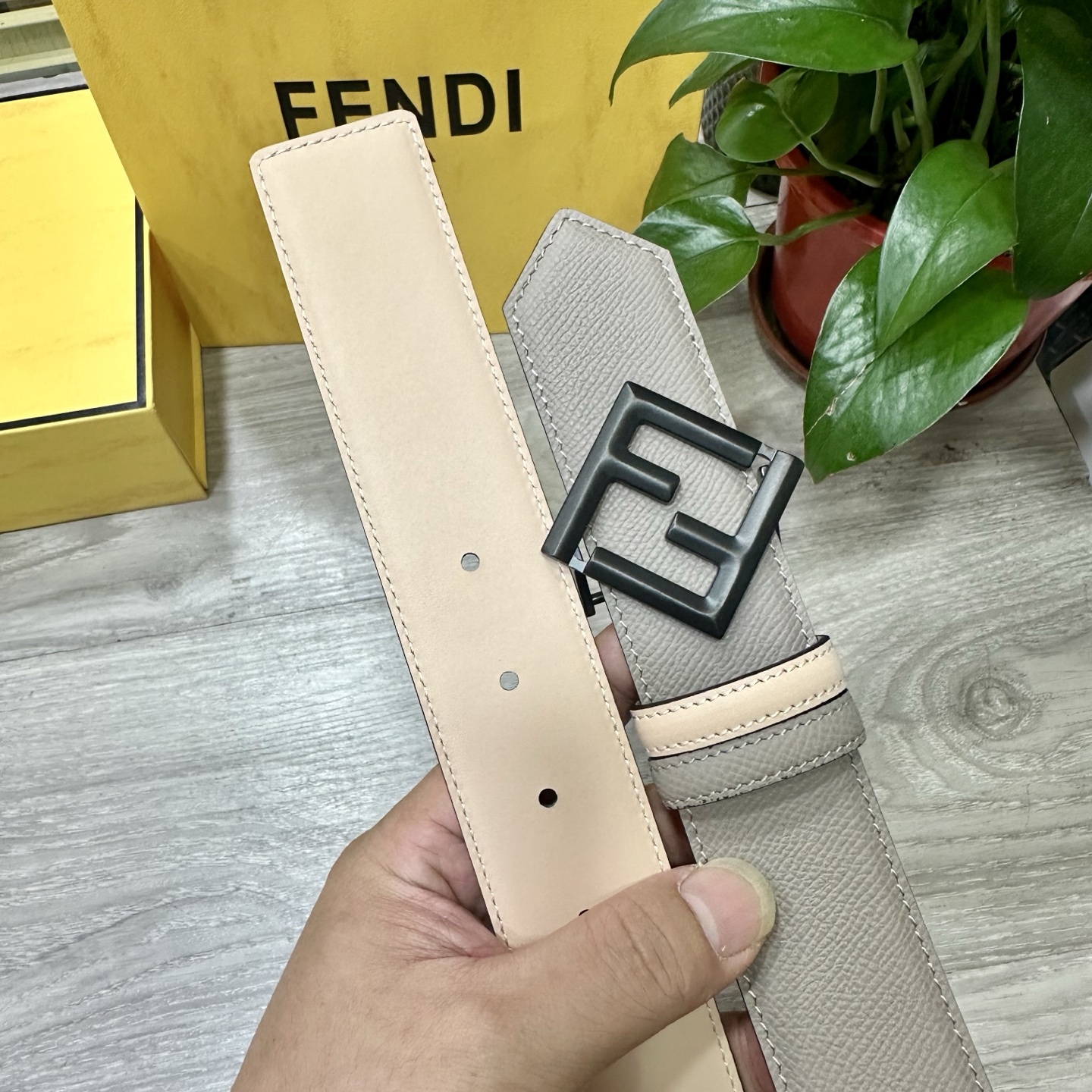 
        FENDl （芬迪）宽40MM双面原版小牛皮 搭配单钌钯电镀扣 完美的手感.油边 出众