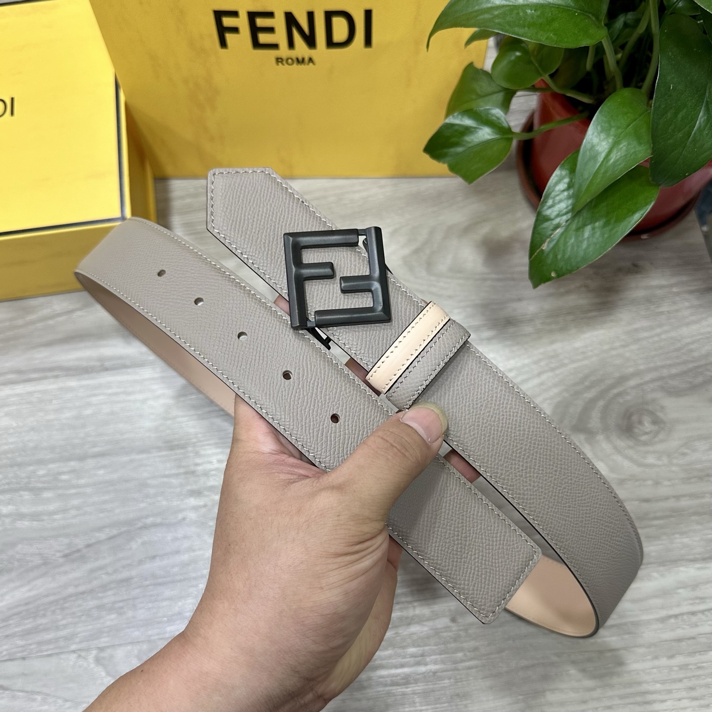 
        FENDl （芬迪）宽40MM双面原版小牛皮 搭配单钌钯电镀扣 完美的手感.油边 出众